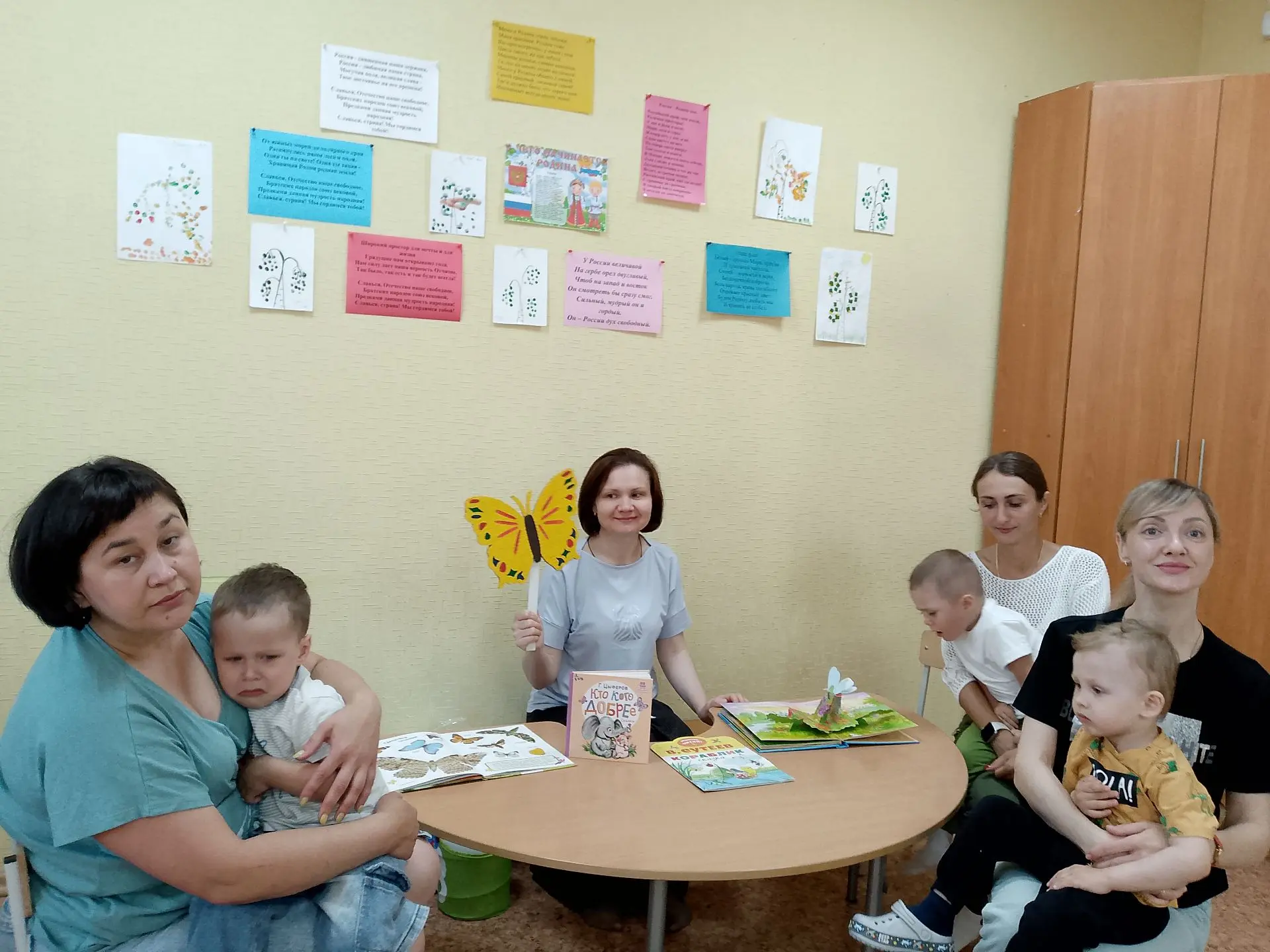 В гости к малышам пришла «Библионяня»
 
16 июня в отделении коррекции детей раннего возраста Социаль