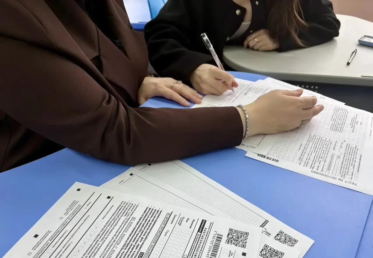 Родители в роли выпускников: в школе №68 прошла акция «Сдаем вместе»! 📝🍎  Как побороть волнение пере