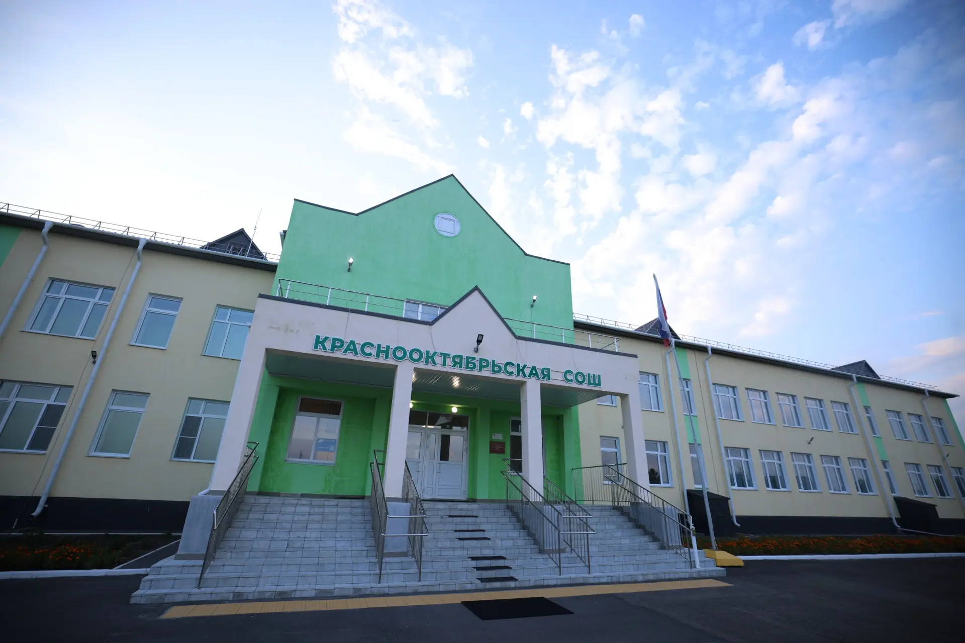 Не успел доехать до поселка Красный Октябрь, где год назад ввели новую школу, на которую было выделе