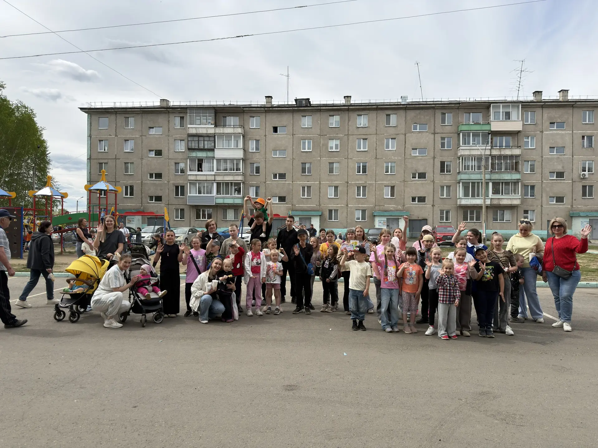 Сегодня во дворе домов Калинина 20 и 22 прошел яркий и запоминающийся праздник! 
Мероприятие подарил