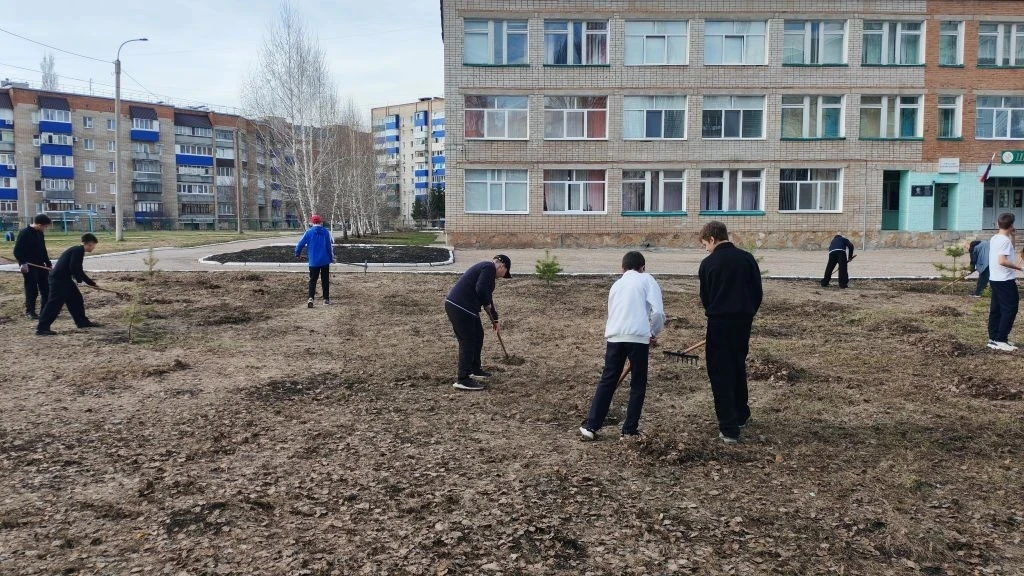 Весеннее солнце светит ярко, птицы поют, а школьный двор ждёт преображения — настало время традицион