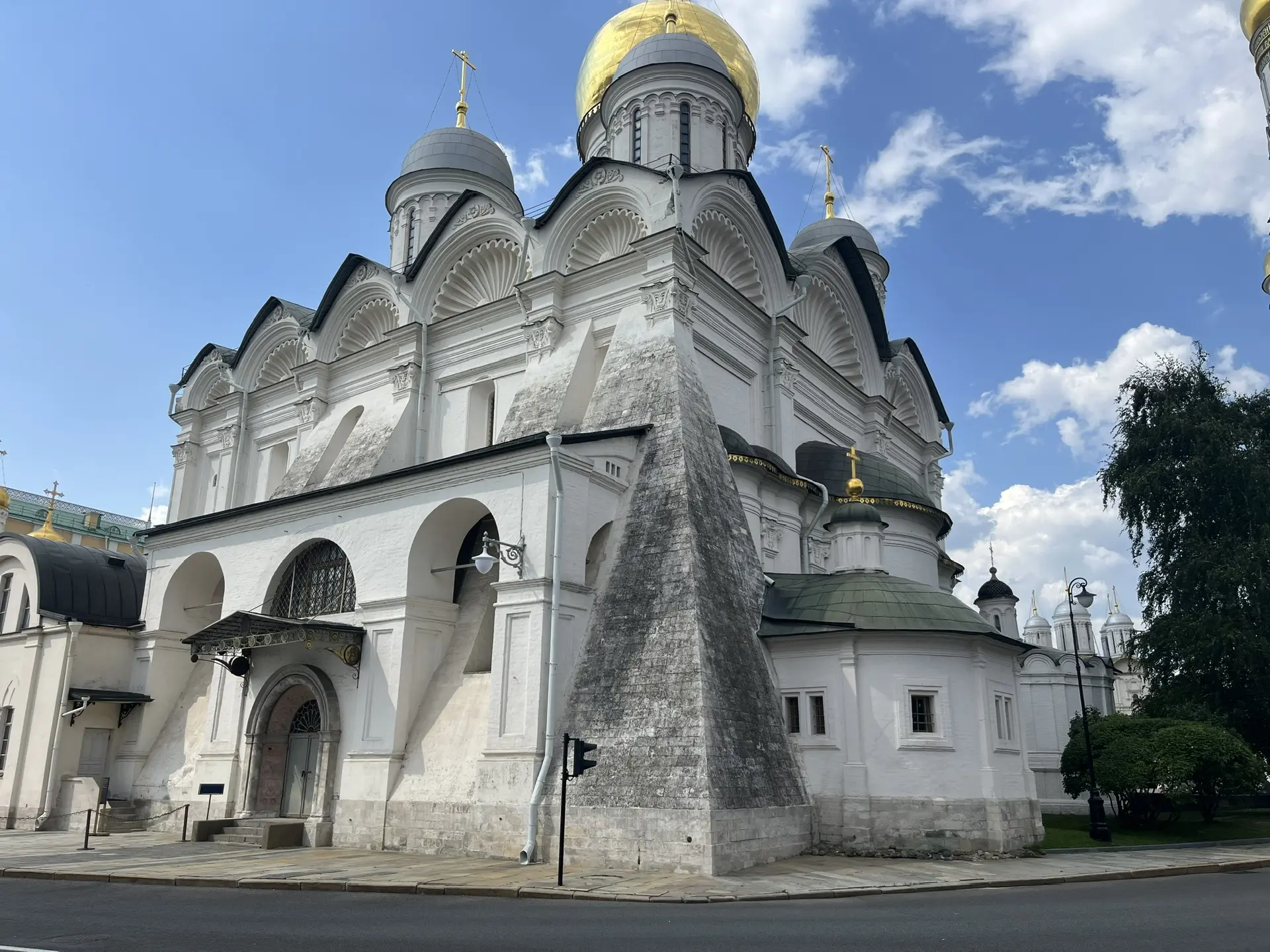 Саркофаг Дмитрия Донского пролежал под кирпичной надгробницей Архангельского собора нет...