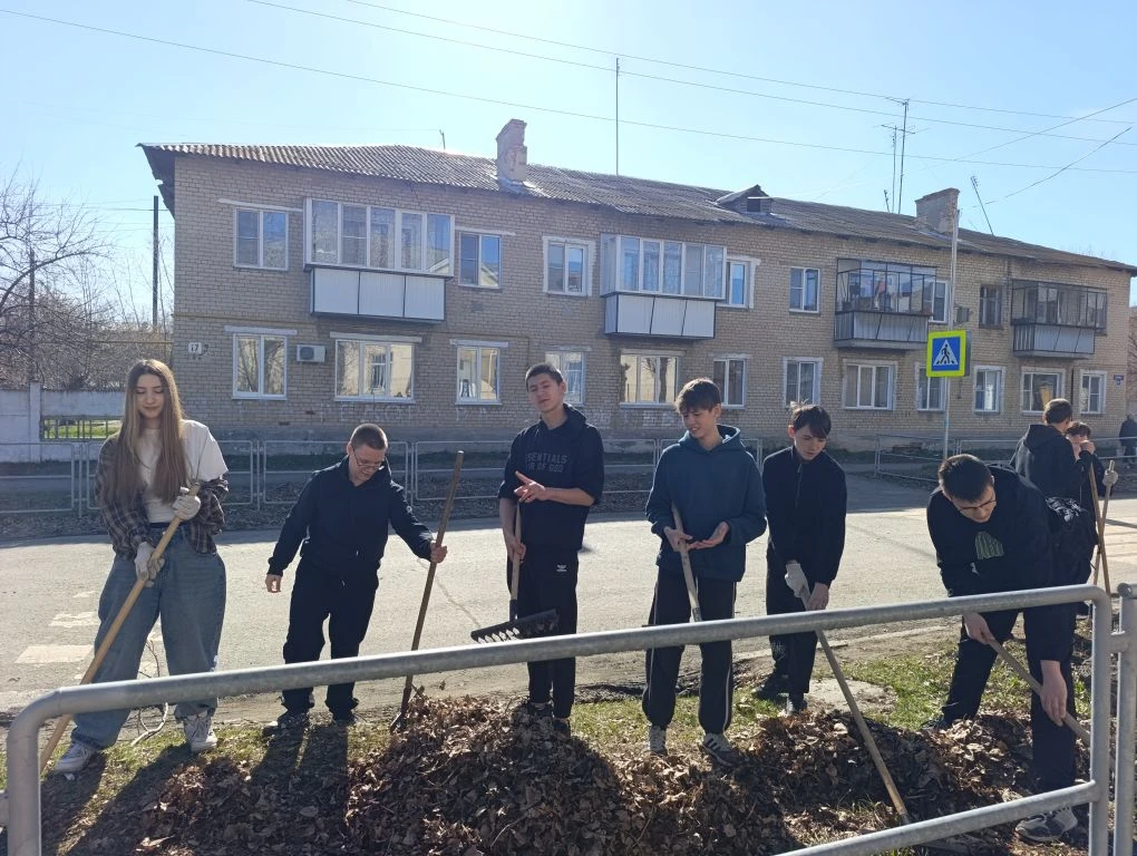 Сегодня в нашей школе прошел замечательный субботник, в котором приняли участие ученики 9-х(а,б),  7