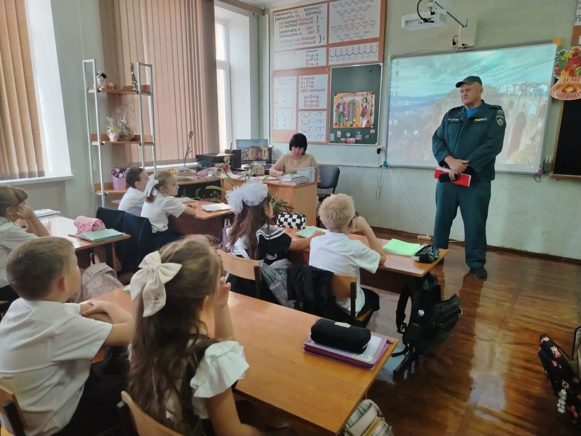 Сегодня в День знаний нашу школу посетил представитель пожарной части станицы Старолеуш...