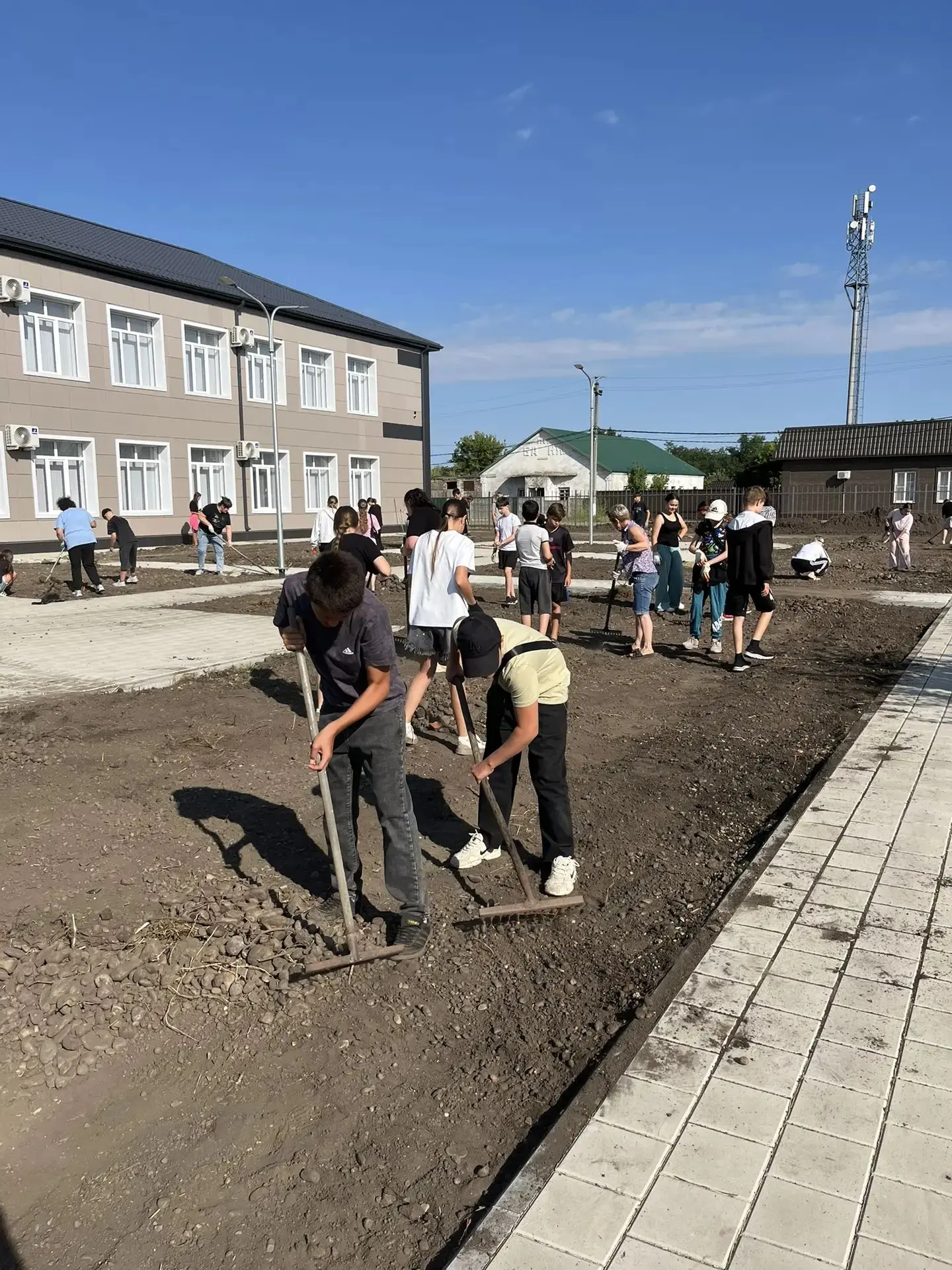 🎉 Субботник в школе: вместе делаем нашу территорию чище и уютнее! 🎉