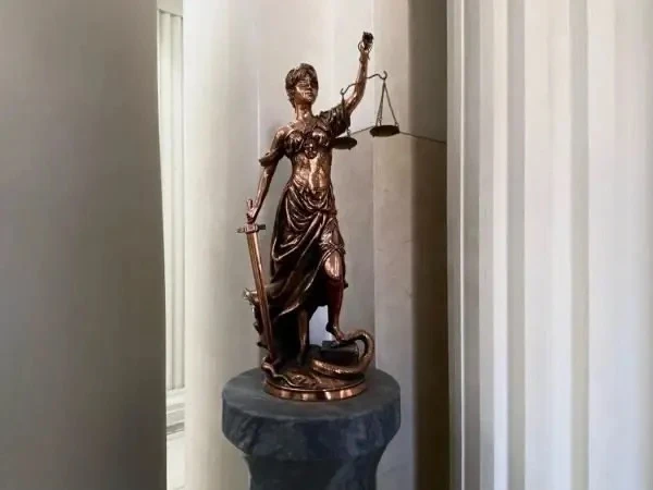⚖️ В Шахтах судят группу, которую обвиняют в мошенничестве на 52 миллиона рублей
