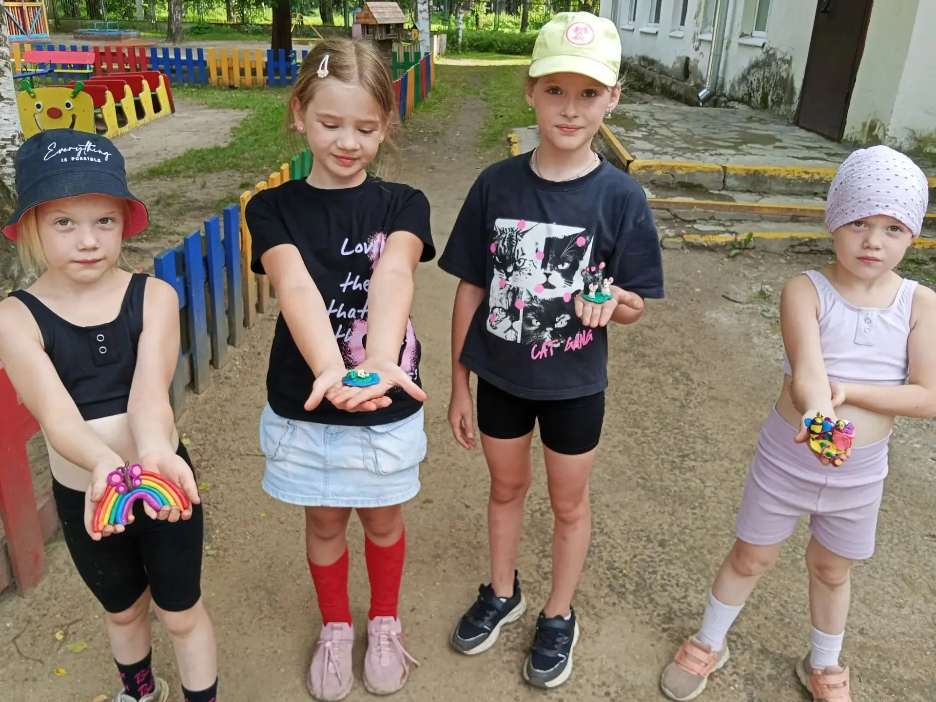 🎨 Пластилиновые фантазии в разновозрастной группе!

 Сегодня наши ребята превратились в настоящих в