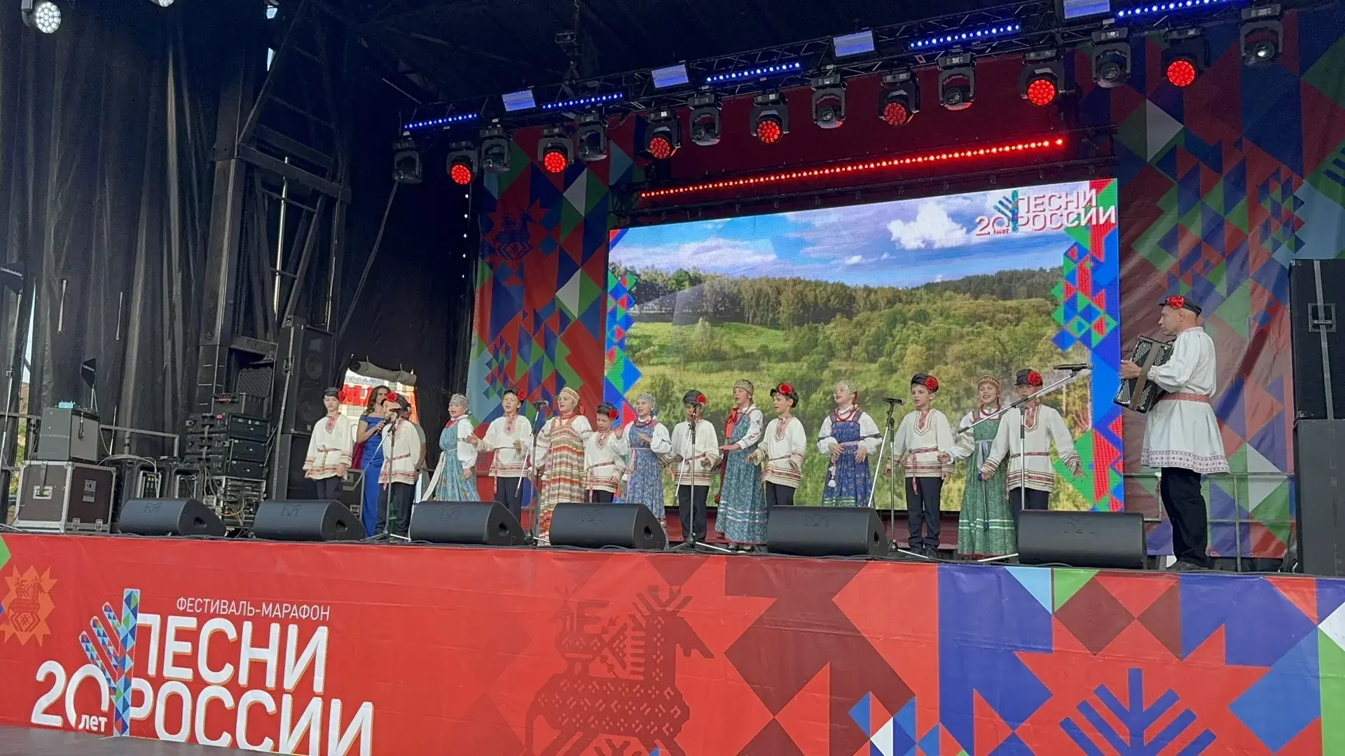 Ученики третьего класса вместе с  классным руководителем Смирновой Н. В. приняли участи...