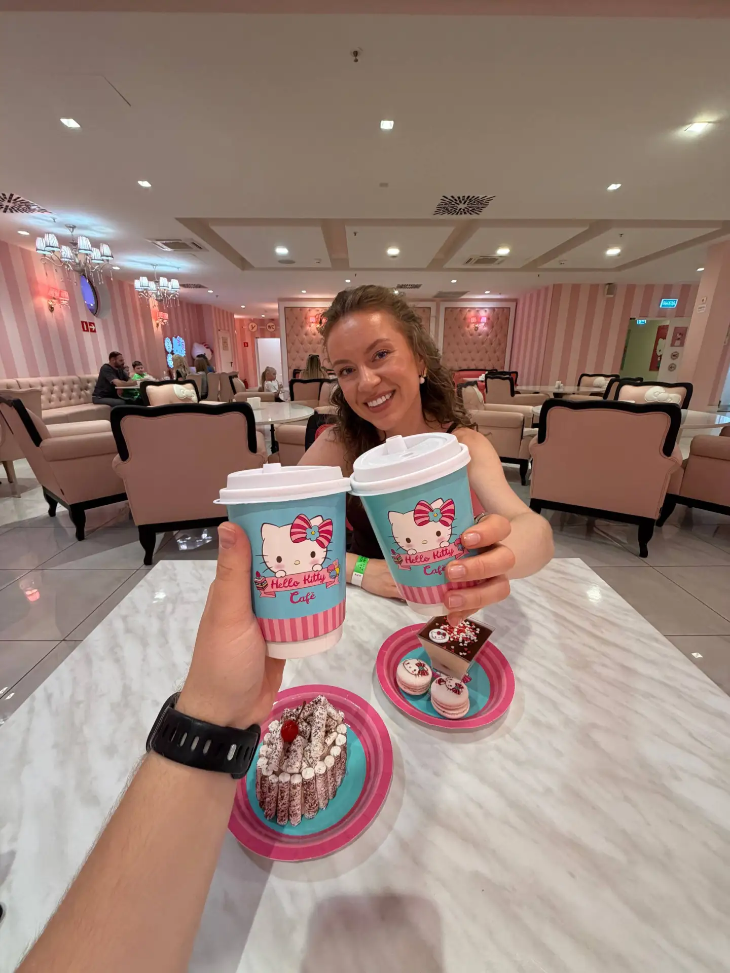 Cafe Hello Kitty 💻

очень хотела сюда, в том числе и из-за него!

оно 2-этажное, на первом можно за