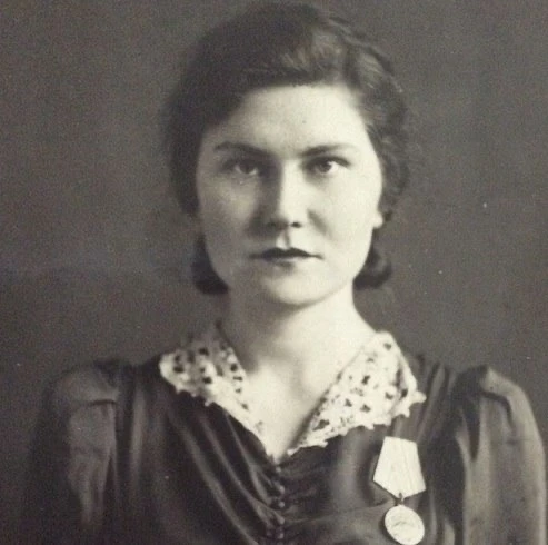 Собрала своих - мама, деды, бабушкин брат, его сын...Всего в нашей семье воевало семь человек, верну