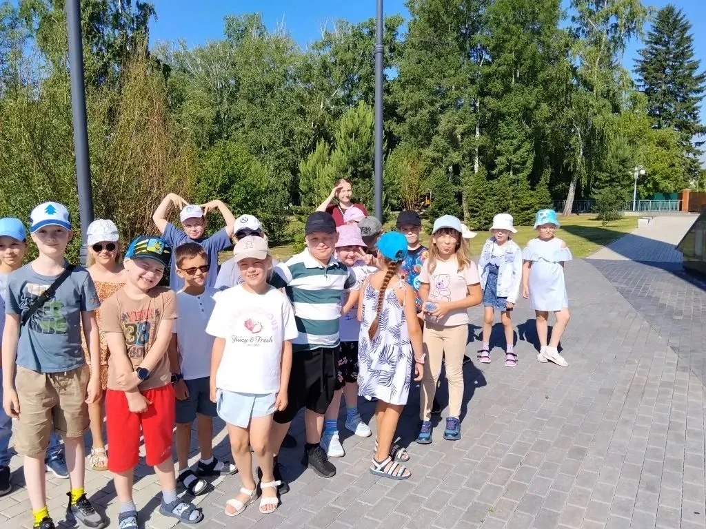 9 июня участники пришкольного оздоровительного лагеря «Динозаврик» совершили экскурсию по Барнаулу, 