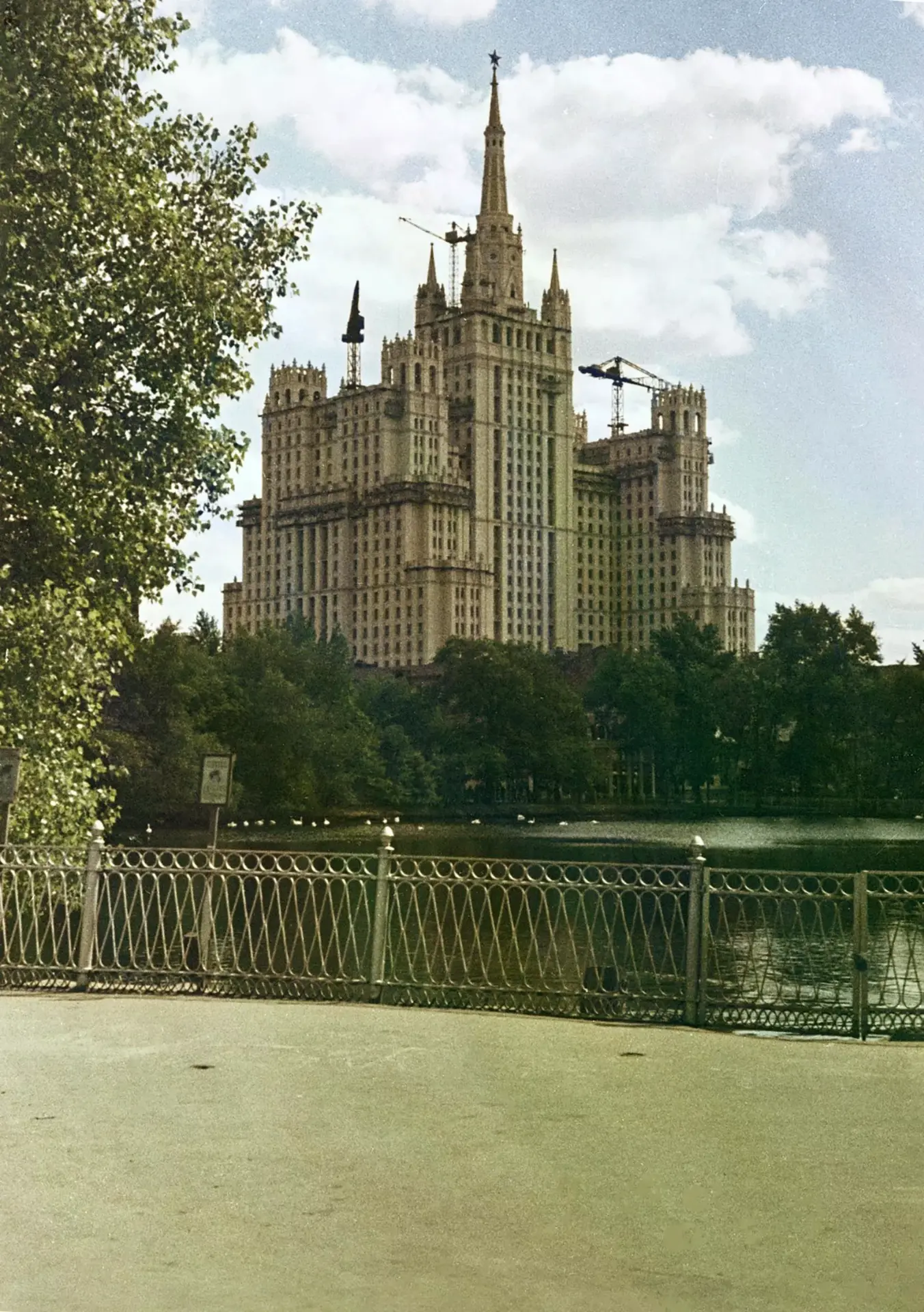 7 сентября 1947 года в Москве состоялась торжественная закладка сталинских высоток в че...