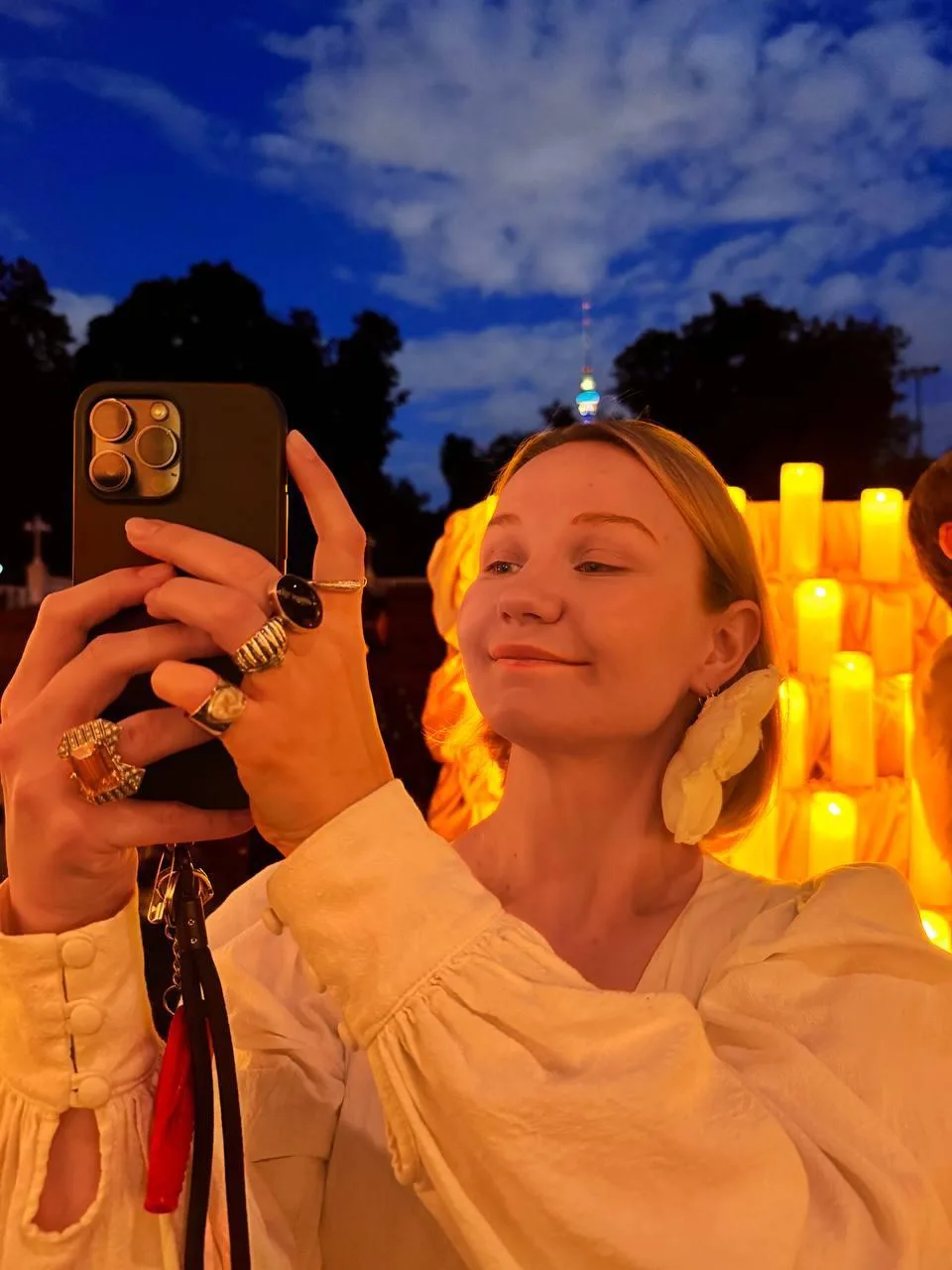 Улыбаюсь вам с фотокарточки и напоминаю о наших лекциях в Москве, которые вот-вот случатся. 

25 июн