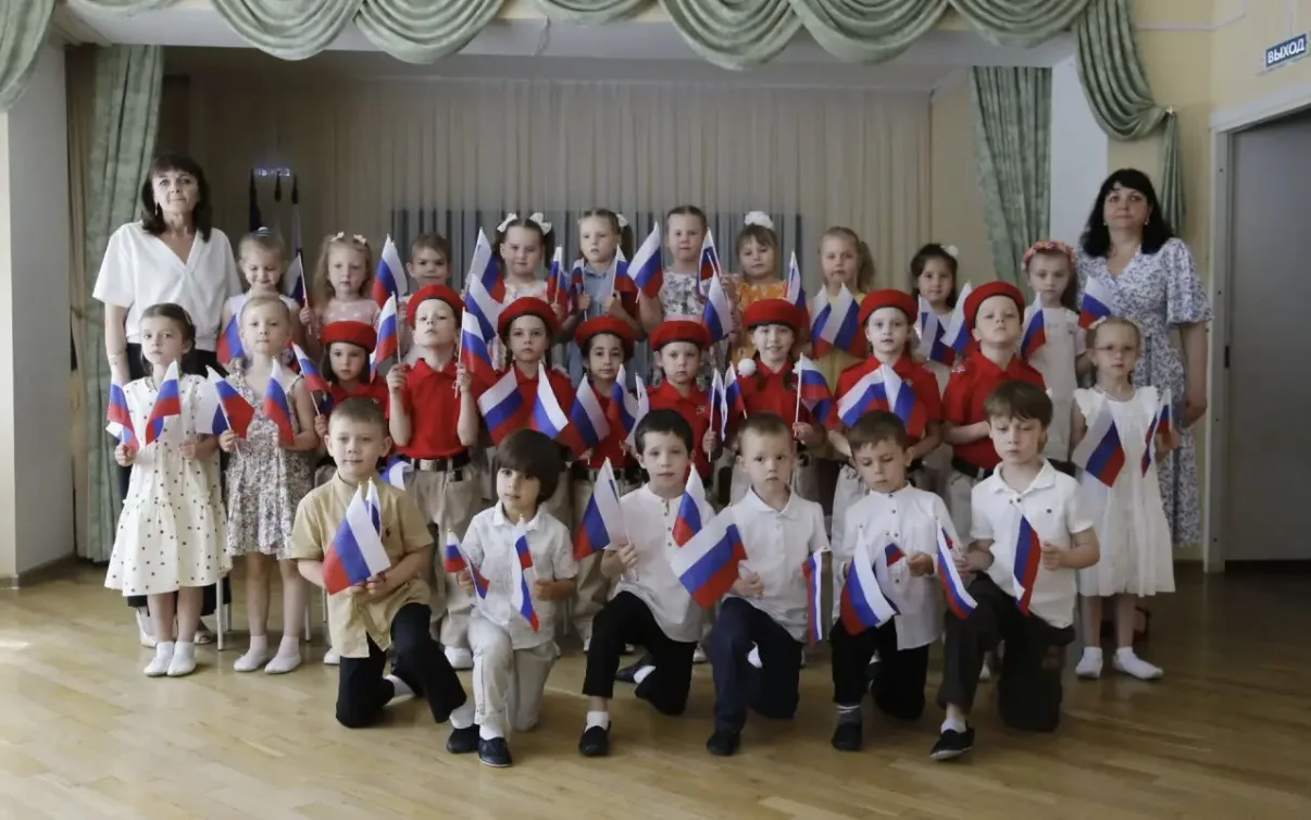 🇷🇺Ко Дню России в дошкольном отделении прошли тематические занятия. 

🎨Воспитанники младшей групп