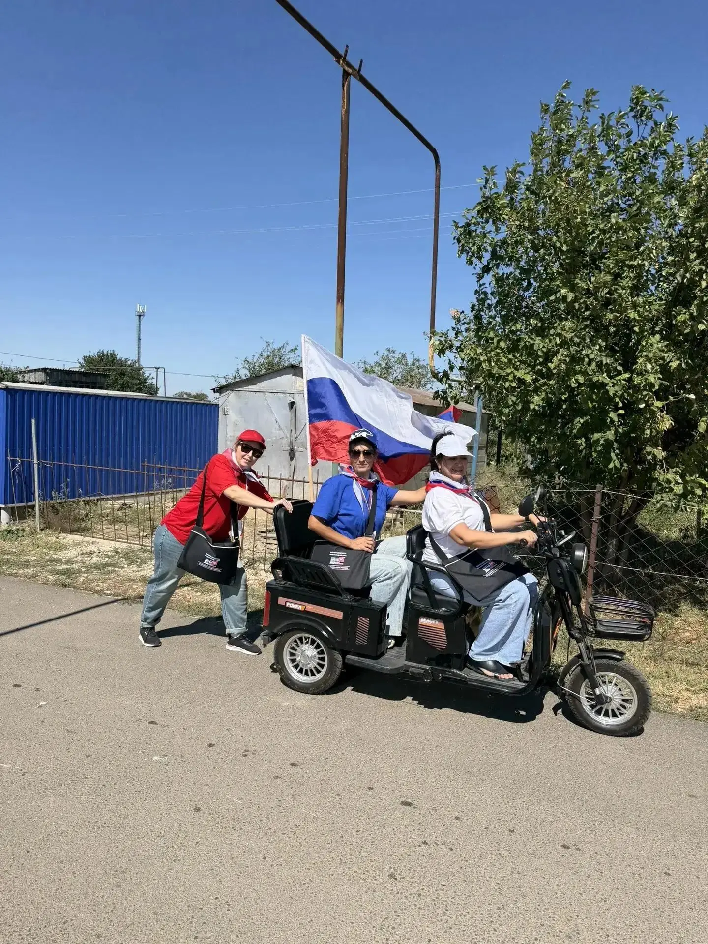 В день Государственного флага обходчики УИК № 1165 Новоузенского района вышли на работу...