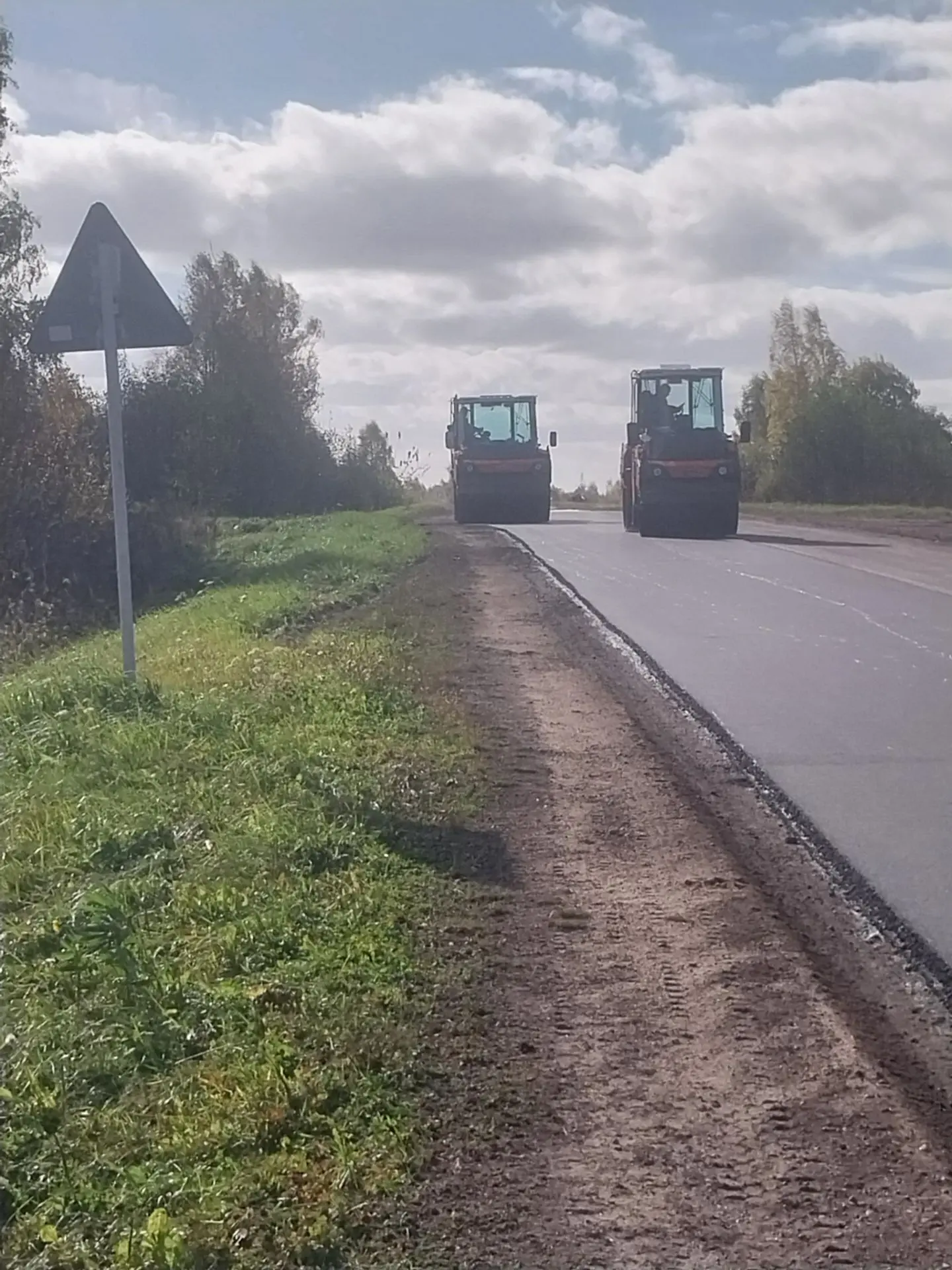 На дороге Красный - Смоленск  проводится ремонт дорожного покрытия. В районе Ржавка -  ...