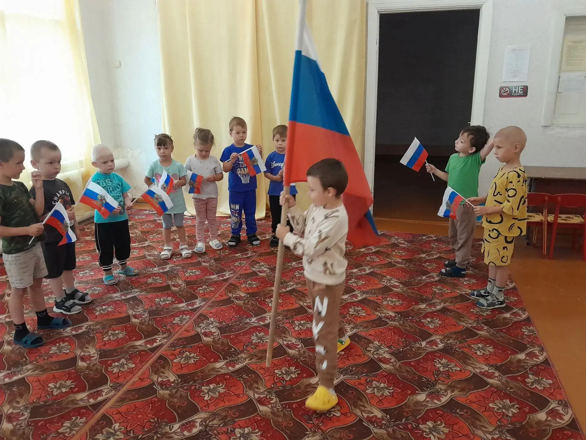 В нашем детском саду "Колокольчике "есть особая традиция, каждое утро под Гимн России р...