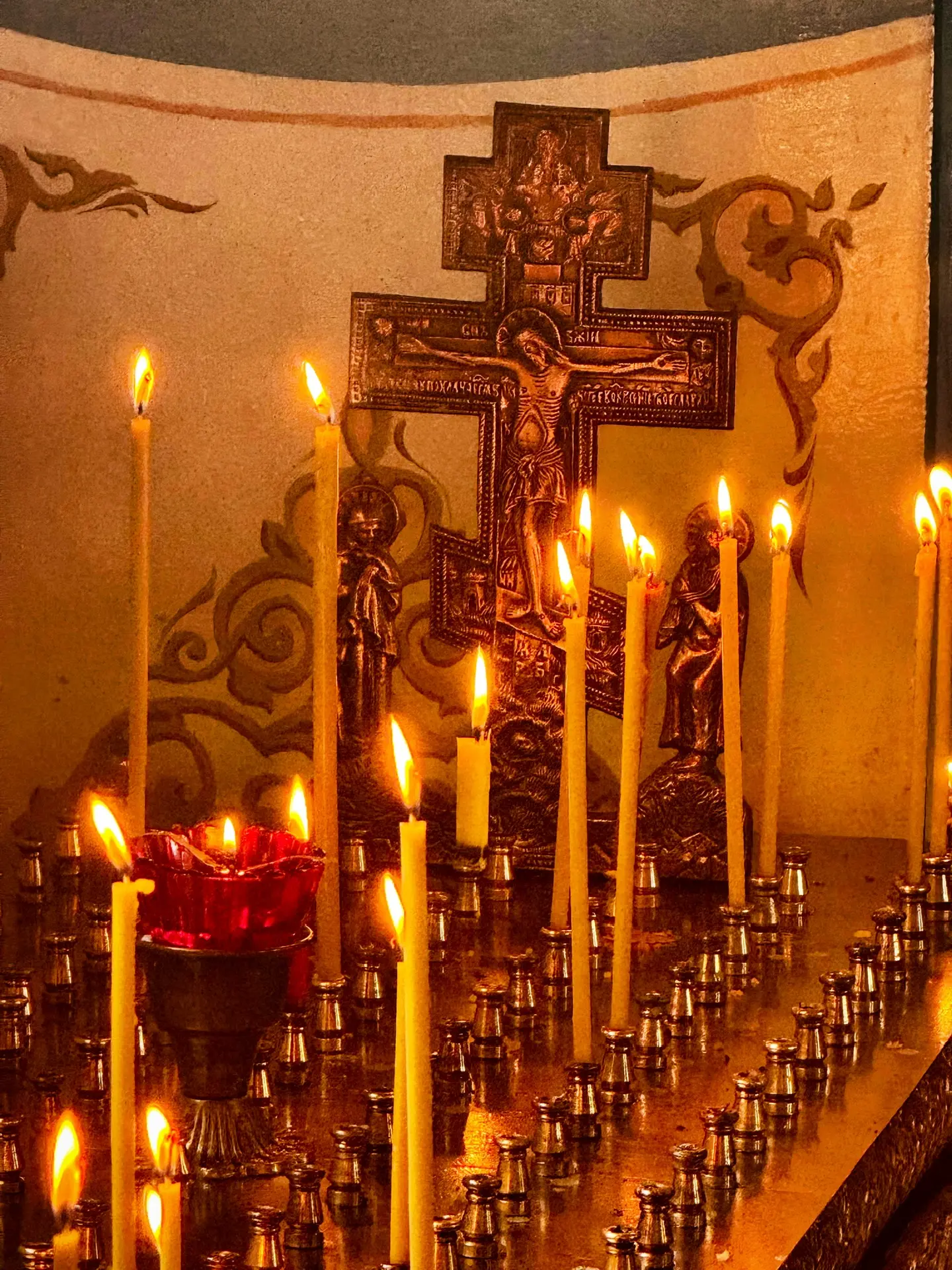Радоница — день, когда молитва о усопших звучит со светом Пасхи. 🕯️
