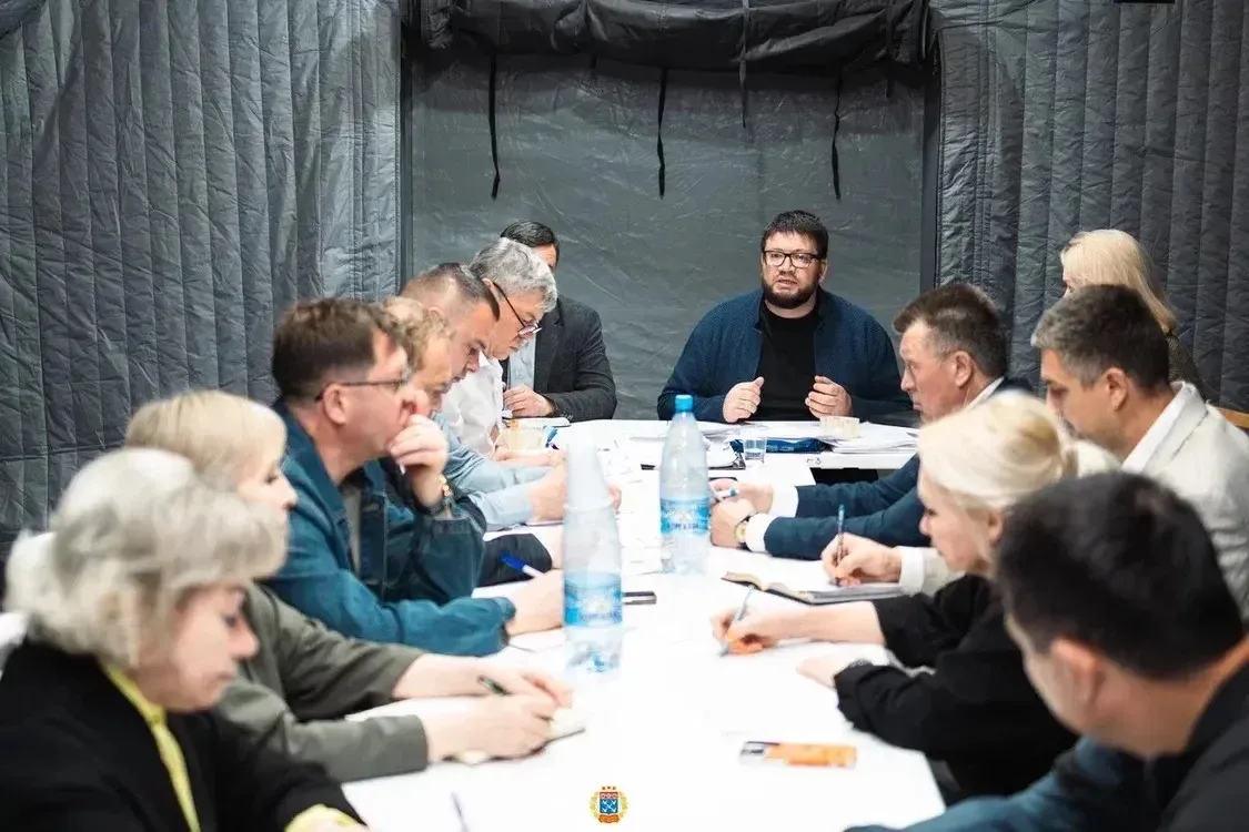 Ежедневно вместе с командой проводим штаб по обсуждению вопросов восстановления домов после атаки  К