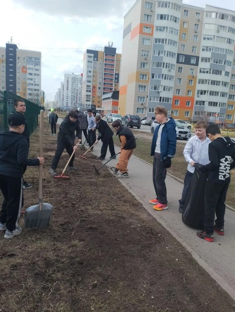 🌱🪵🏢  Чистый двор — наша общая забота!  🌱Весна – время наводить порядок! Наши ученики и  педагоги уже