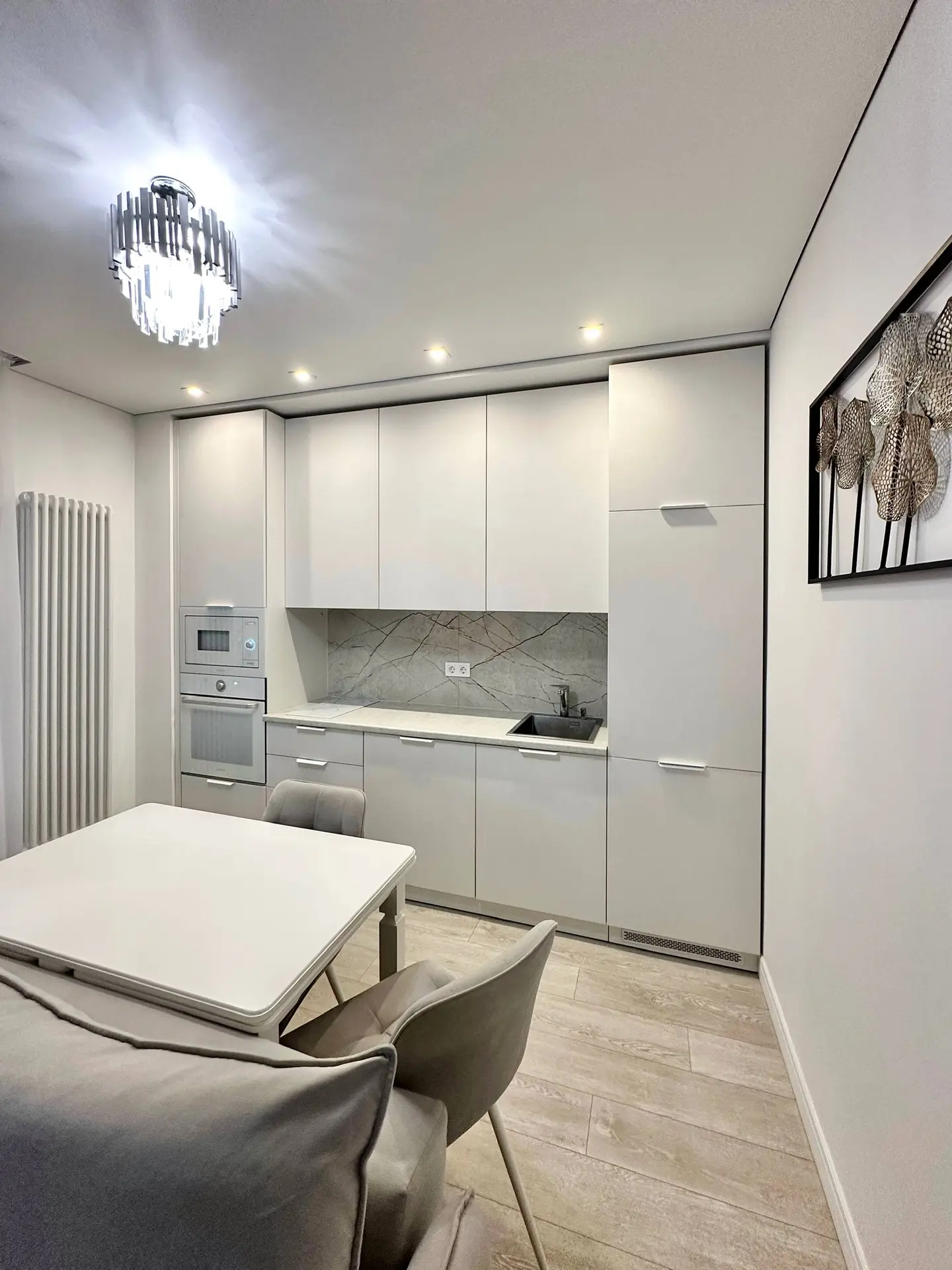 КУХНЯ В БЕЛЫХ ОТТЕНКАХ 🤩  ▪️ Фасады и корпус ЛДСП ▪️ Петли и ящики с доводчиками Firmax ▪️ Столешниц