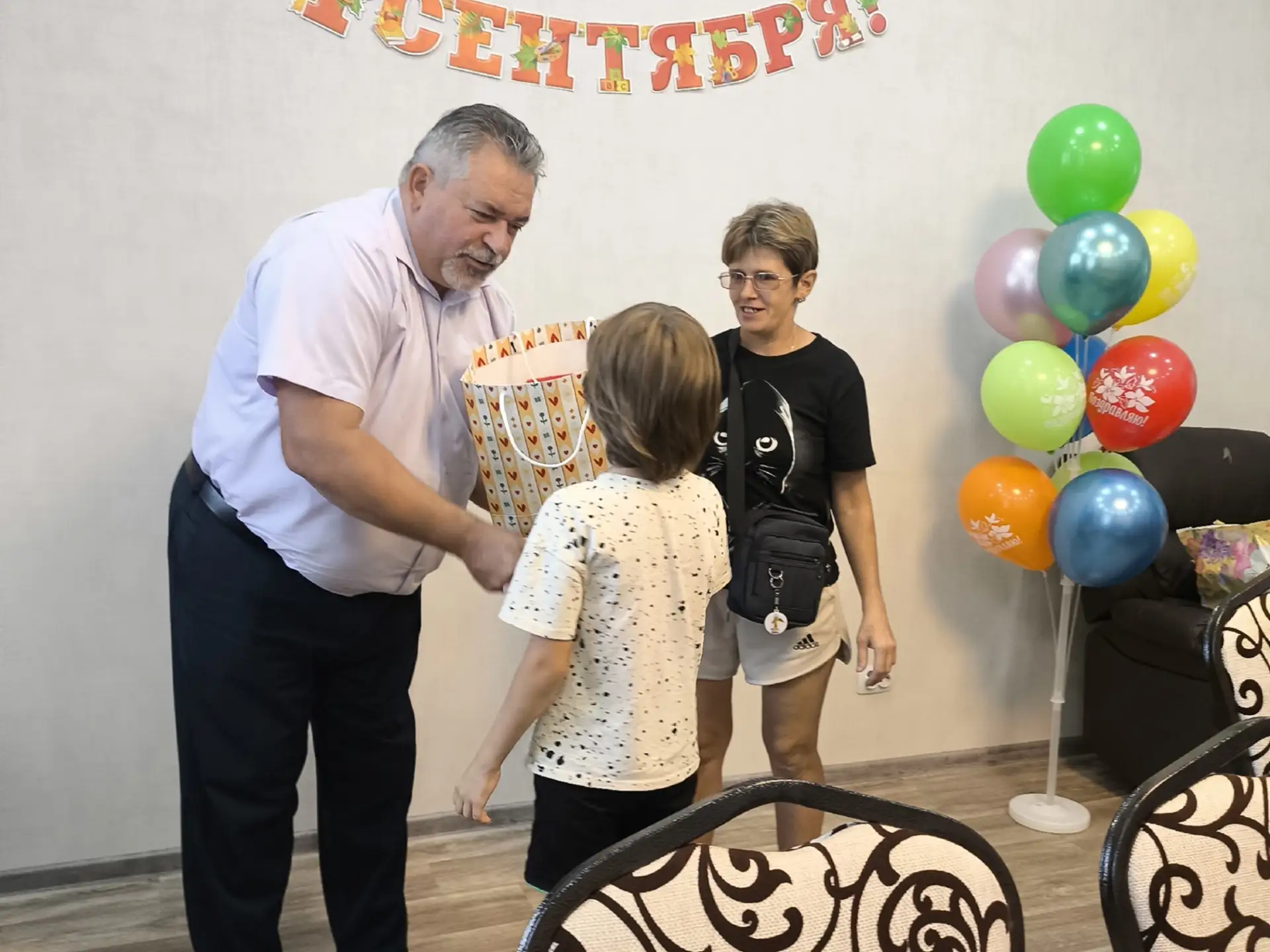 🔔 Министр региональной безопасности Василий Ложкин вручает школьные наборы учащимся из...