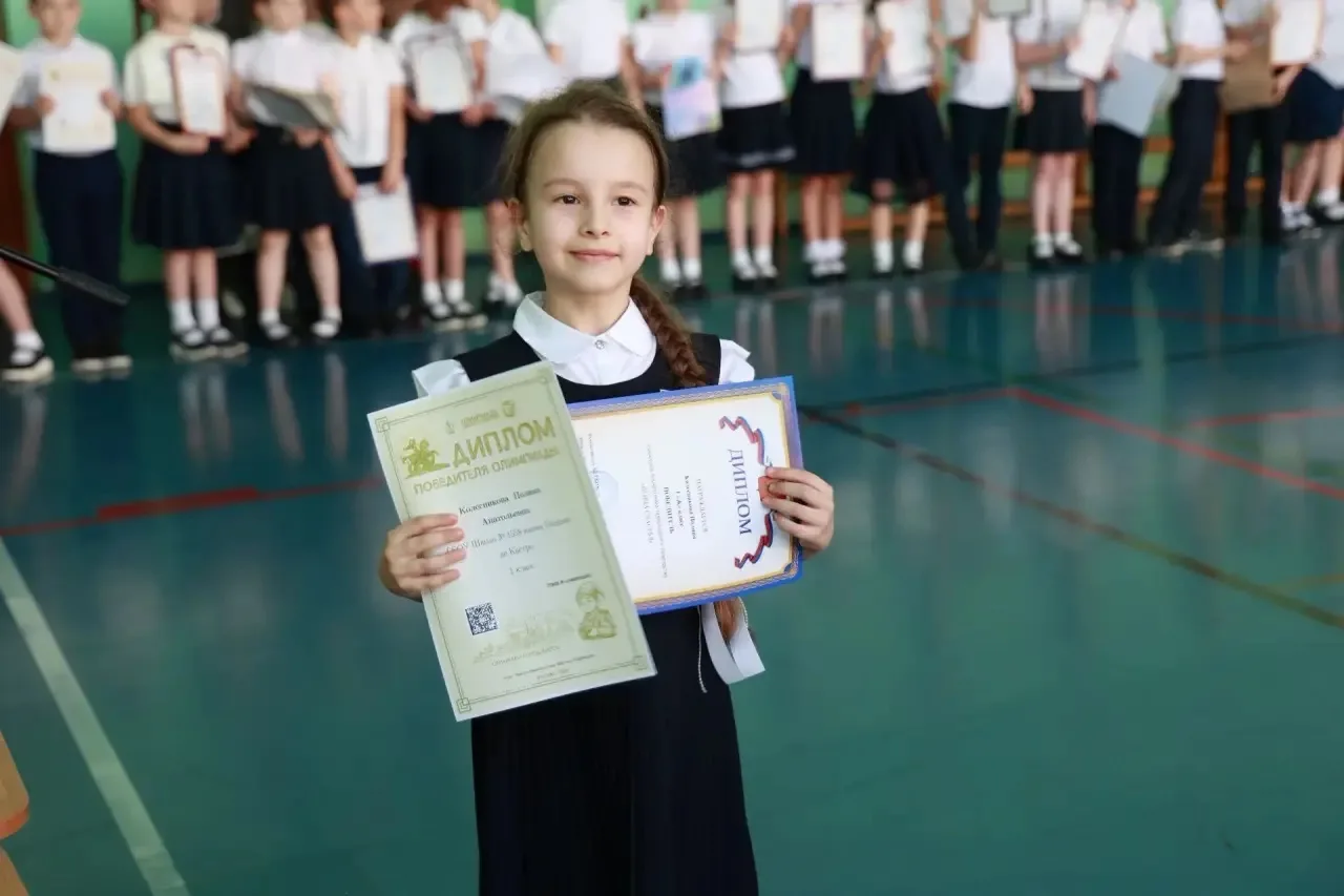 🏅 Награждение первоклассников: их первые победы — наша общая гордость!  Сегодня в начальной школе пр