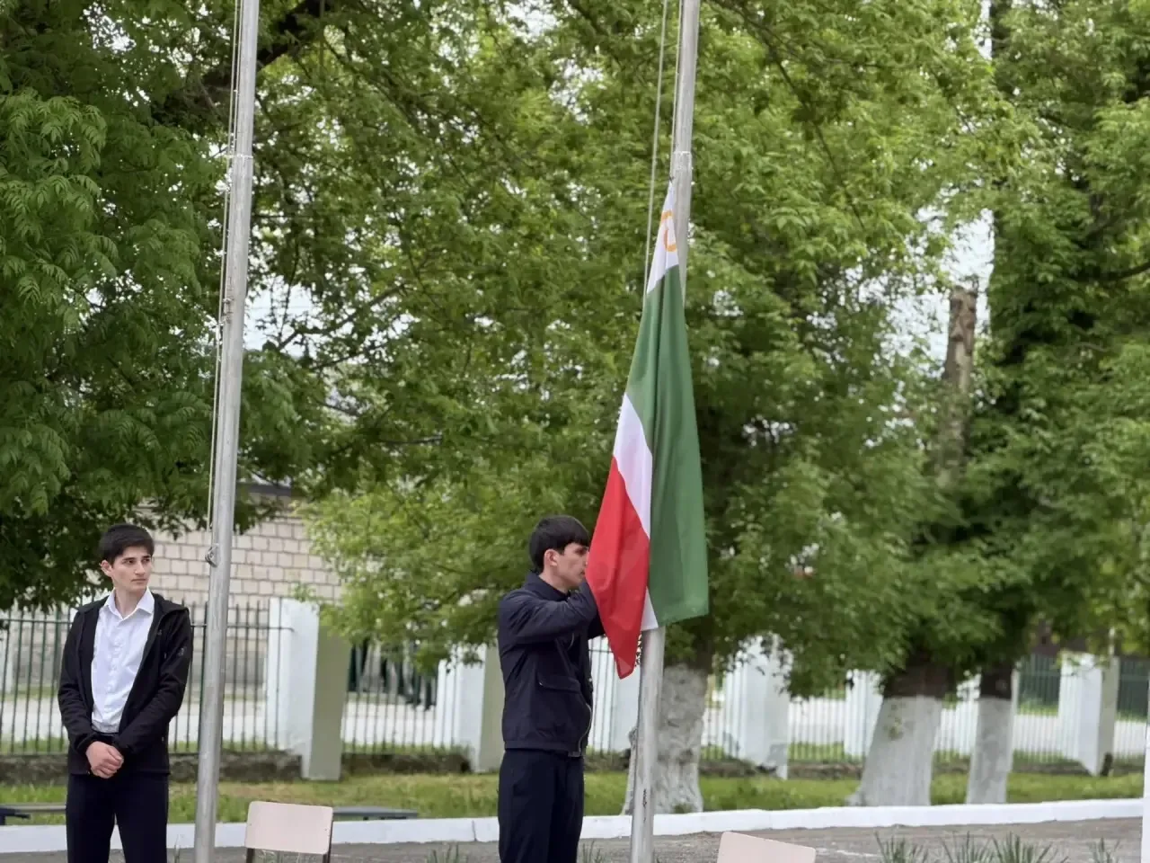 🔔Утро понедельника в нашей школе началось с торжественного поднятия флагов Российской ...