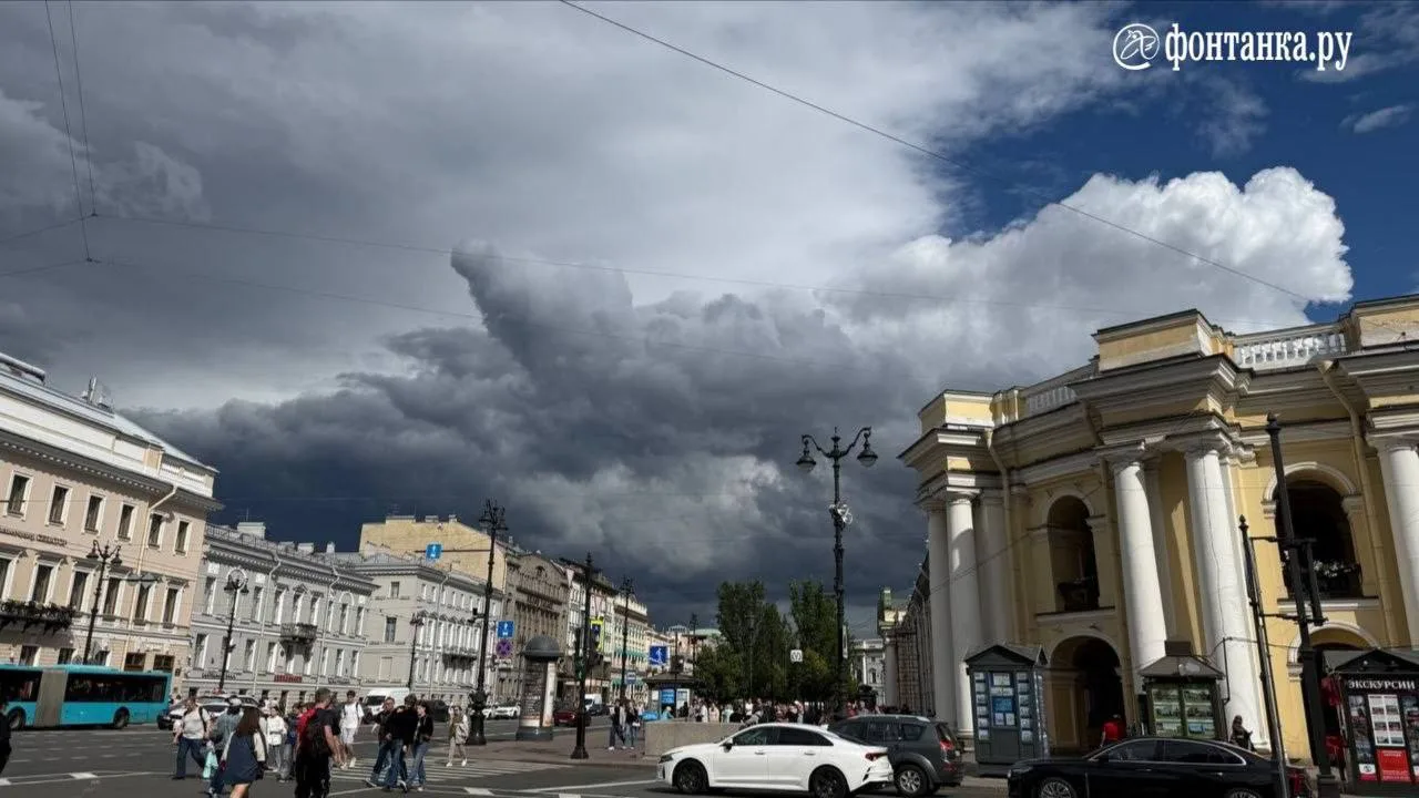 ⛈ Огромные чёрные тучи накрывают Петербург — завтра на северную столицу обрушится сильн...