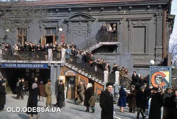 Скончался старый одесский еврей, владелец кинотеатра.
Надпись на афише: «Похороны состоятся завтра в