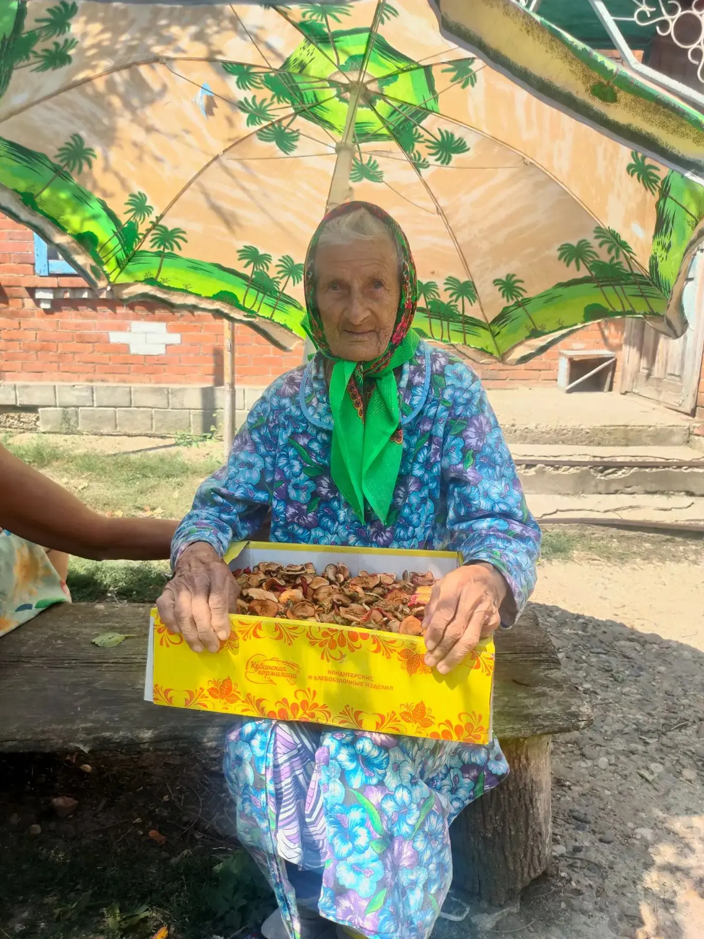 90-летняя Нина Яковлевна Лискун из Бжедуховской помогает фронту