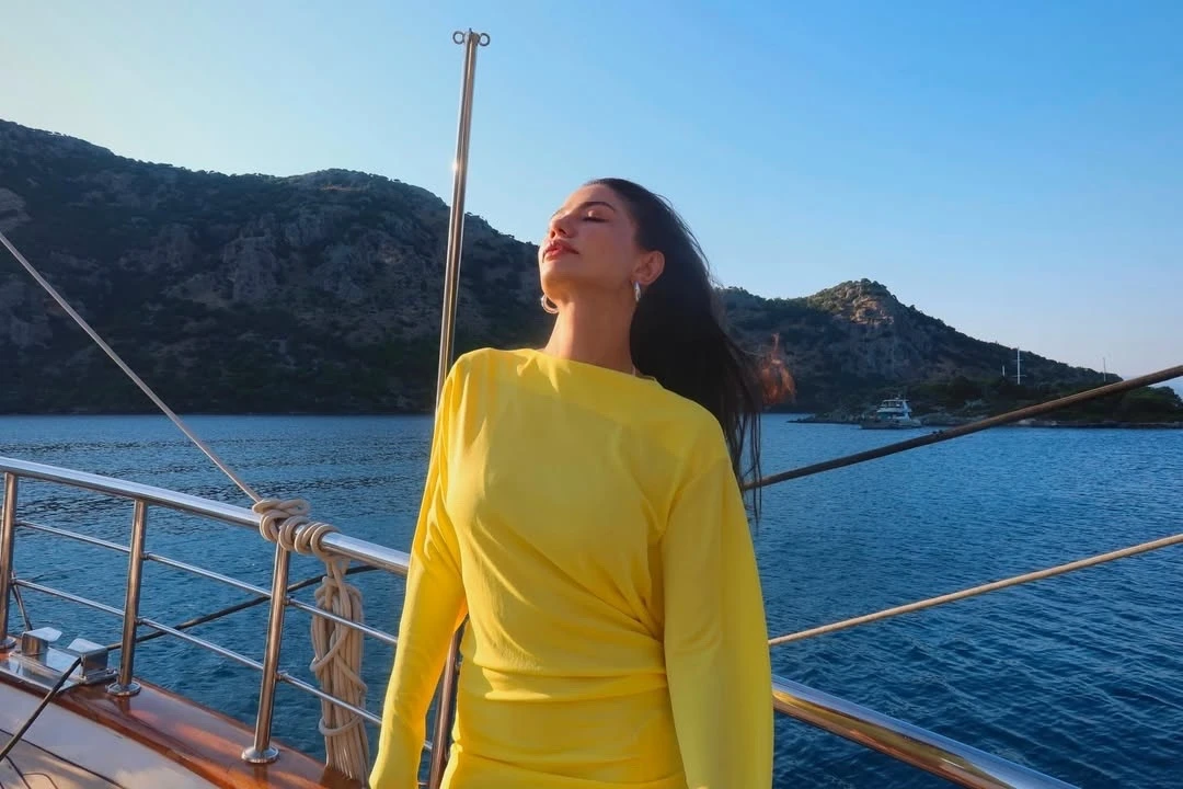 Ну очень красивые фотки турецкой актрисы Демет Оздемир в жёлтом платье! 💛