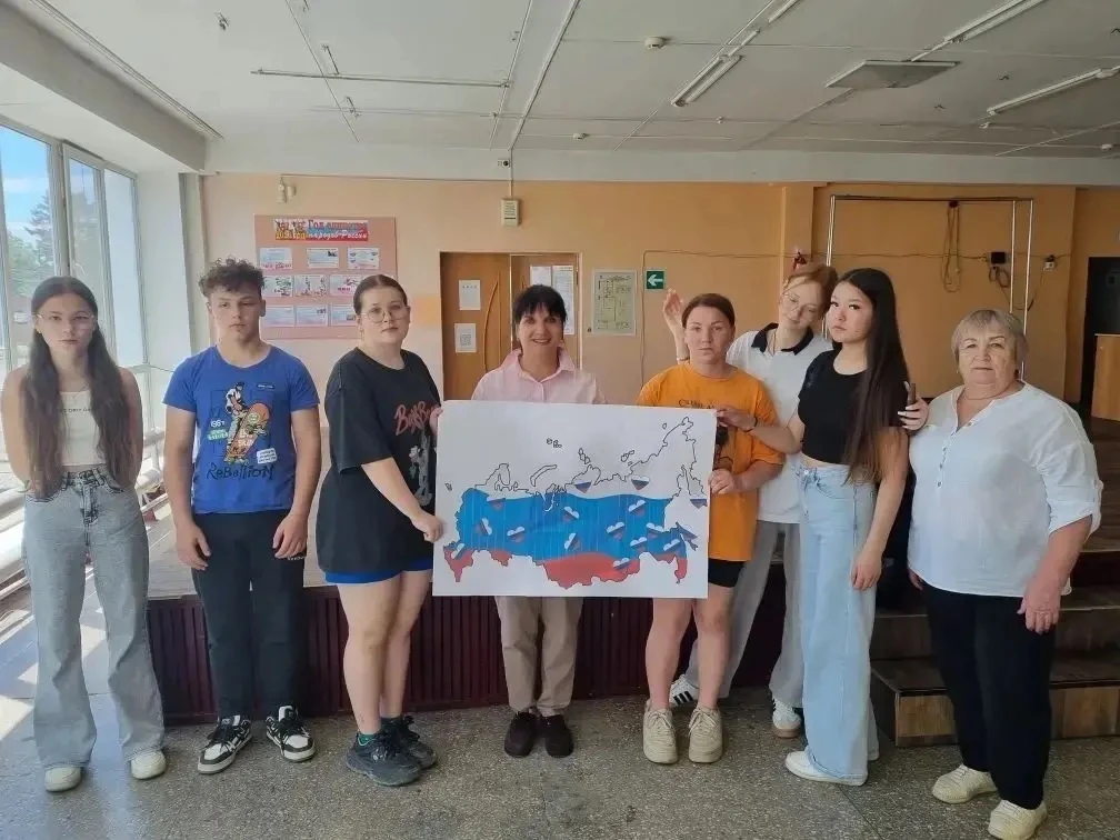 🌟 В преддверии Дня России советник директора по воспитанию Тиринчук Г.С. и библиотекарь Шеремет В.А
