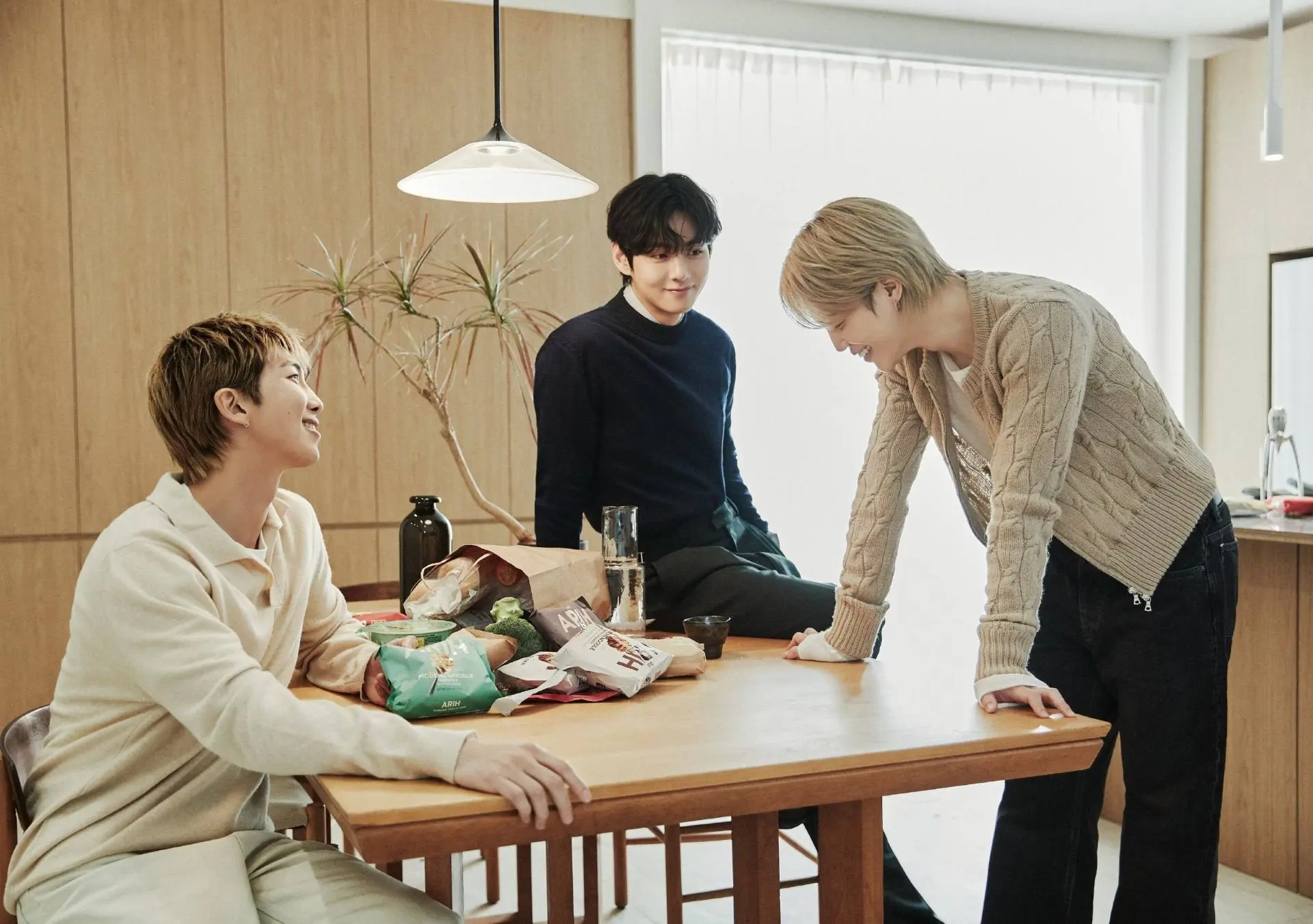 Японский аккаунт ARIH поделился фотокарточками BTS