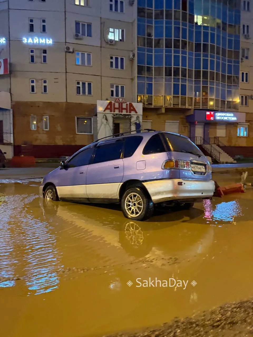 Еще один пострадавший автомобиль. Интересно владельцы будут подавать иски к мэрии? #дляsakhaday

Под