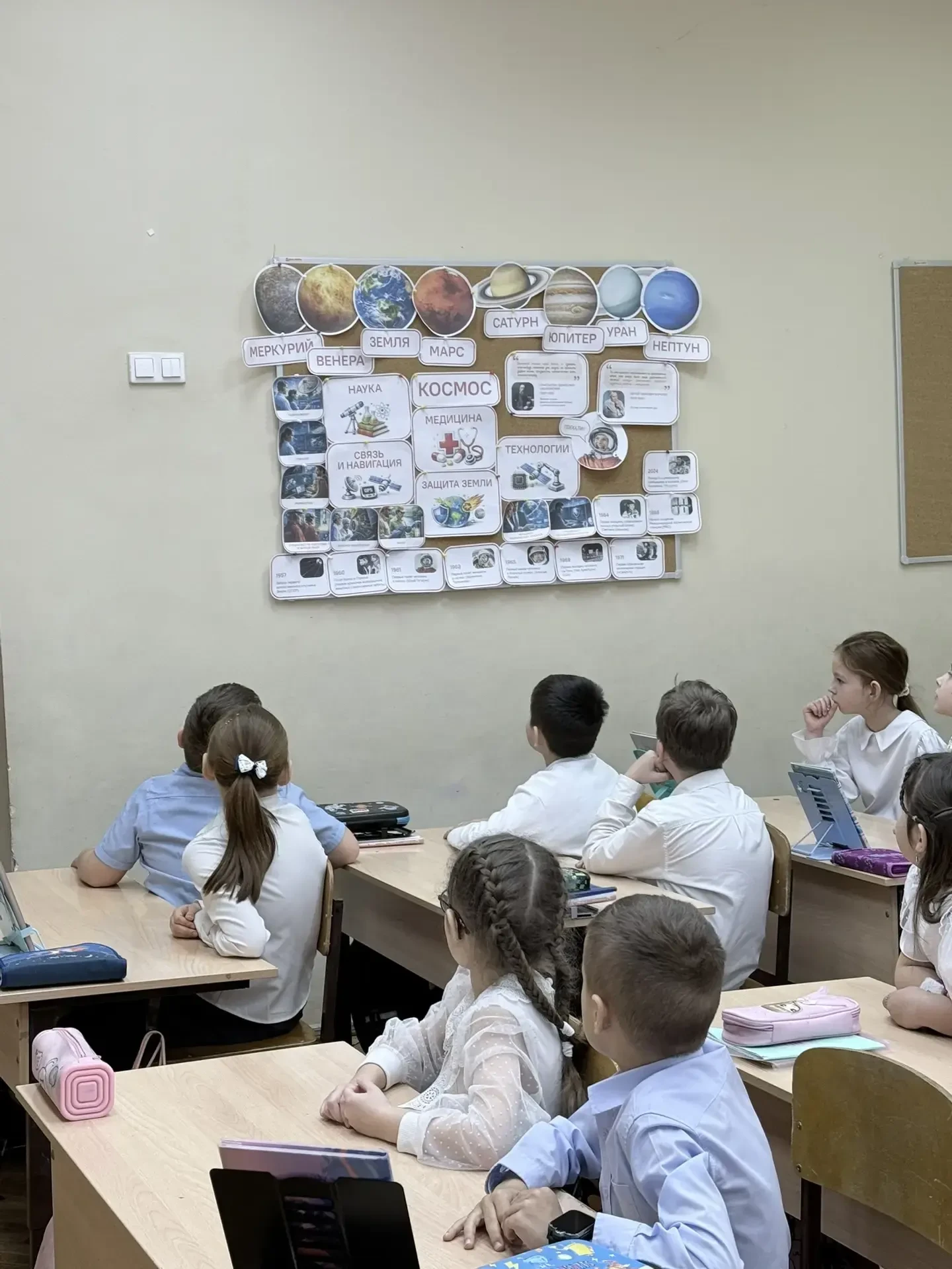 В Лицее №71 прошли традиционные еженедельные "Разговоры о важном", посвященные Дню космонавтики. Тем