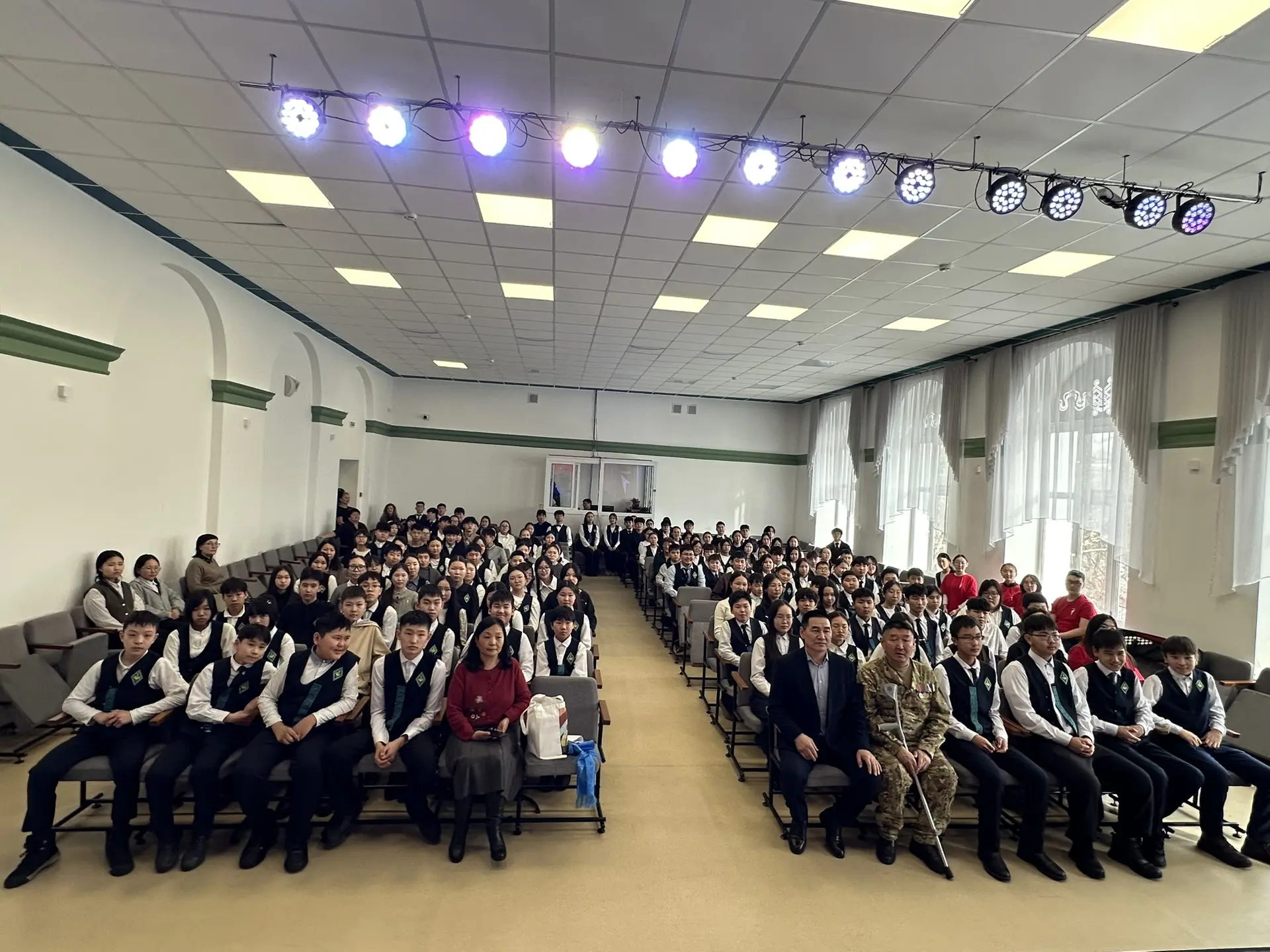 🇷🇺 **Важная встреча с настоящим героем нашего времени** 🇷🇺  Сегодня в нашей школе прошло особенное с
