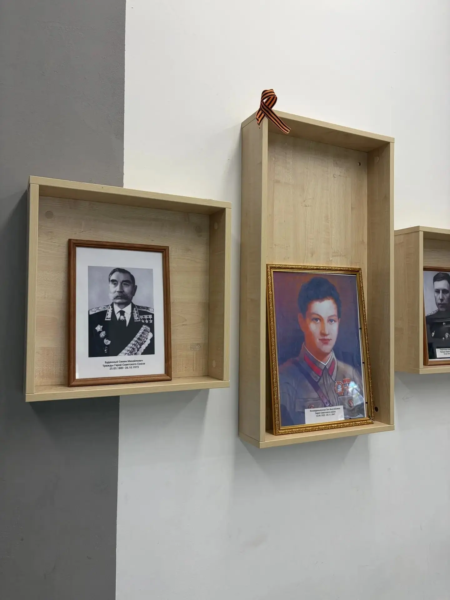 ✨В преддверии великого праздника на первом этаже школы появилась особенная выставка — выставка герое