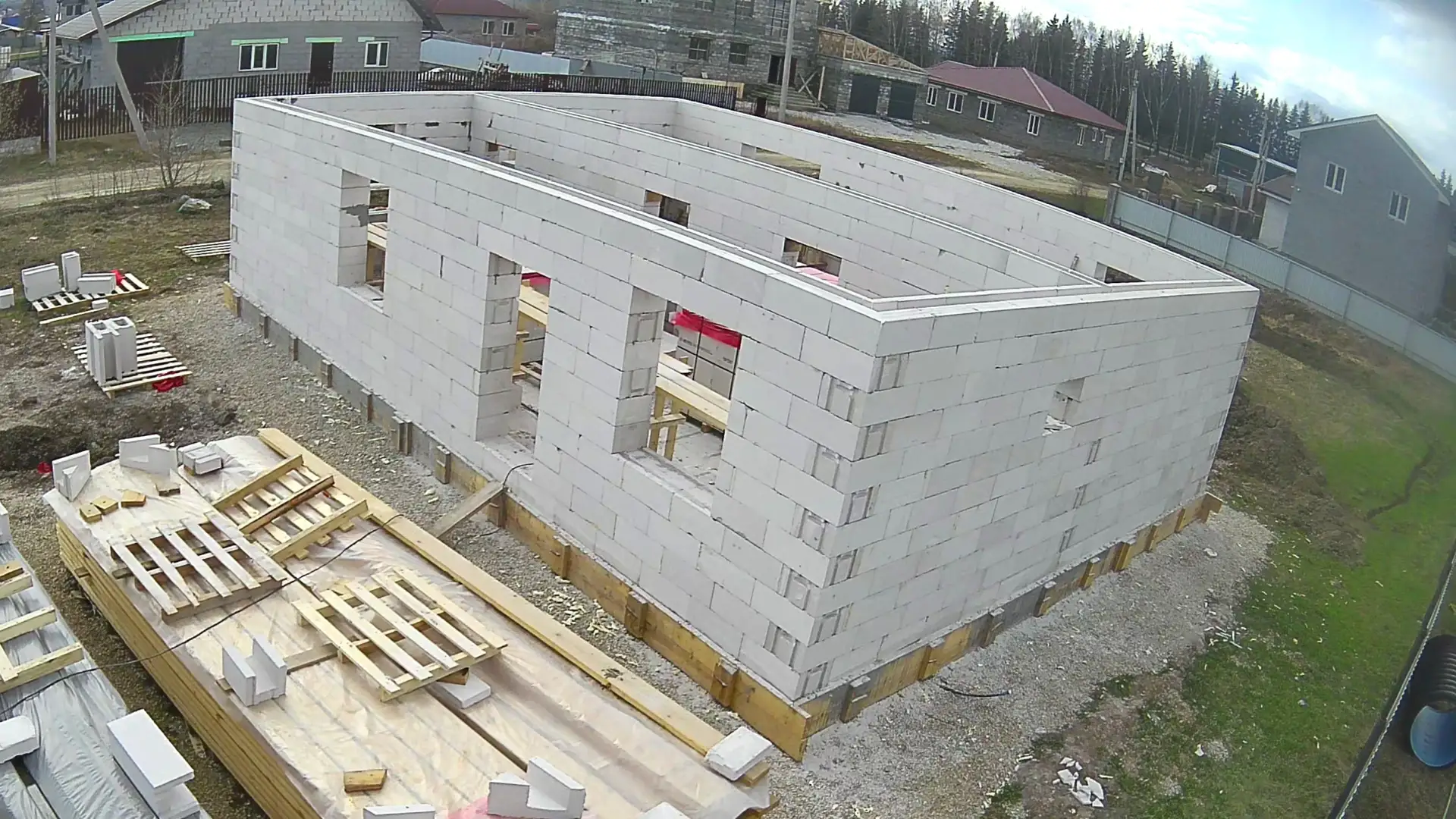 Проект дома
Продолжаем строительство одноэтажного дома из газобетона размером 9*12 в Нижнем Тагиле, 
