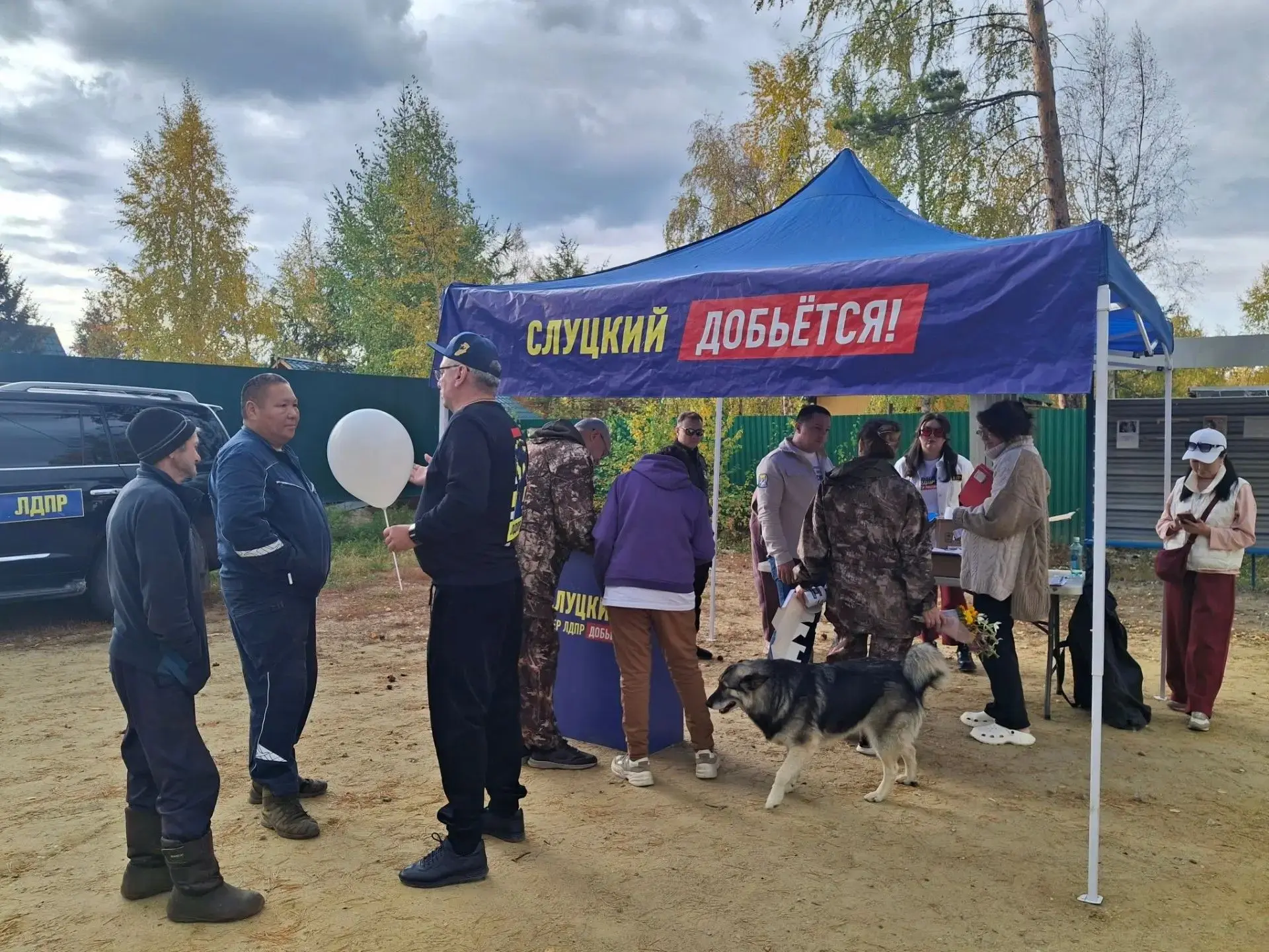 ЛДПР провела прием граждан на Вилюйском тракте в Якутске