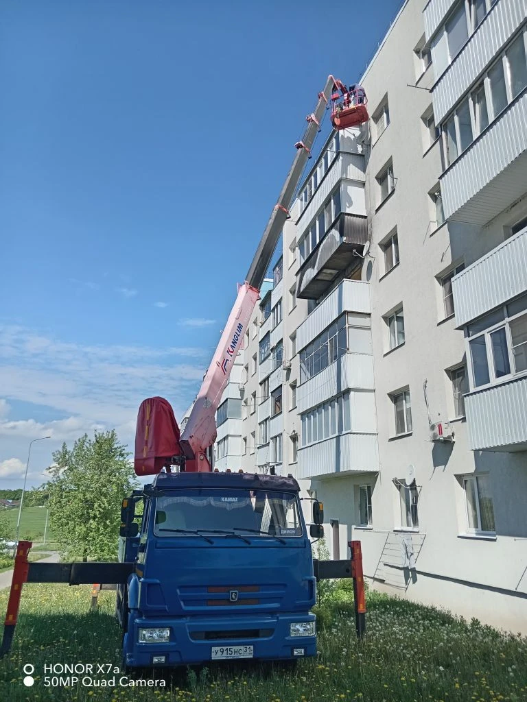 Ремонтные работы на балконе 5-ти этажки проводили с привлечением спецтехники