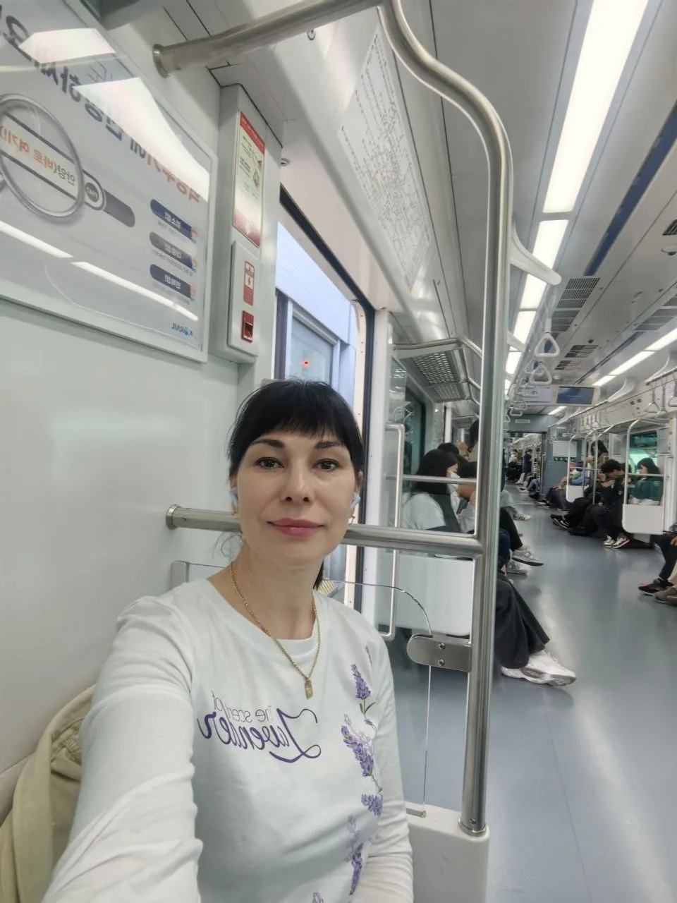 В Корее даже метро умеет воспитывать уважение.