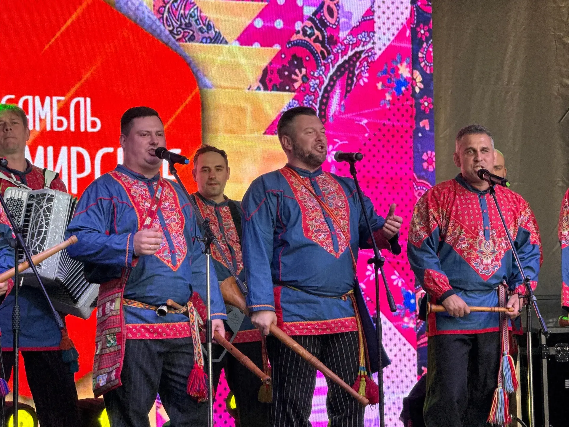 Чудесным подарком для жителей и гостей города Покров стала  праздничная концертная прог...