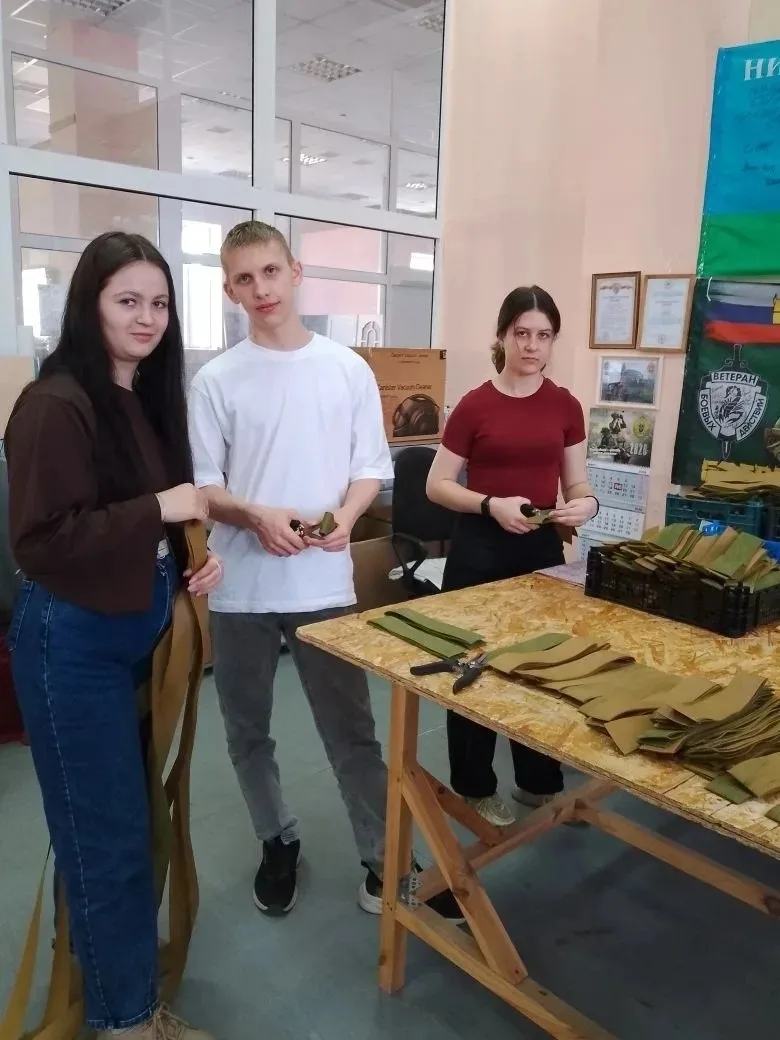 🪢🎓 Плетём добро руками! 🌊🧡  Волонтёры Клинцовского филиала ГАПОУ "Брянский техникум энергомашиностро