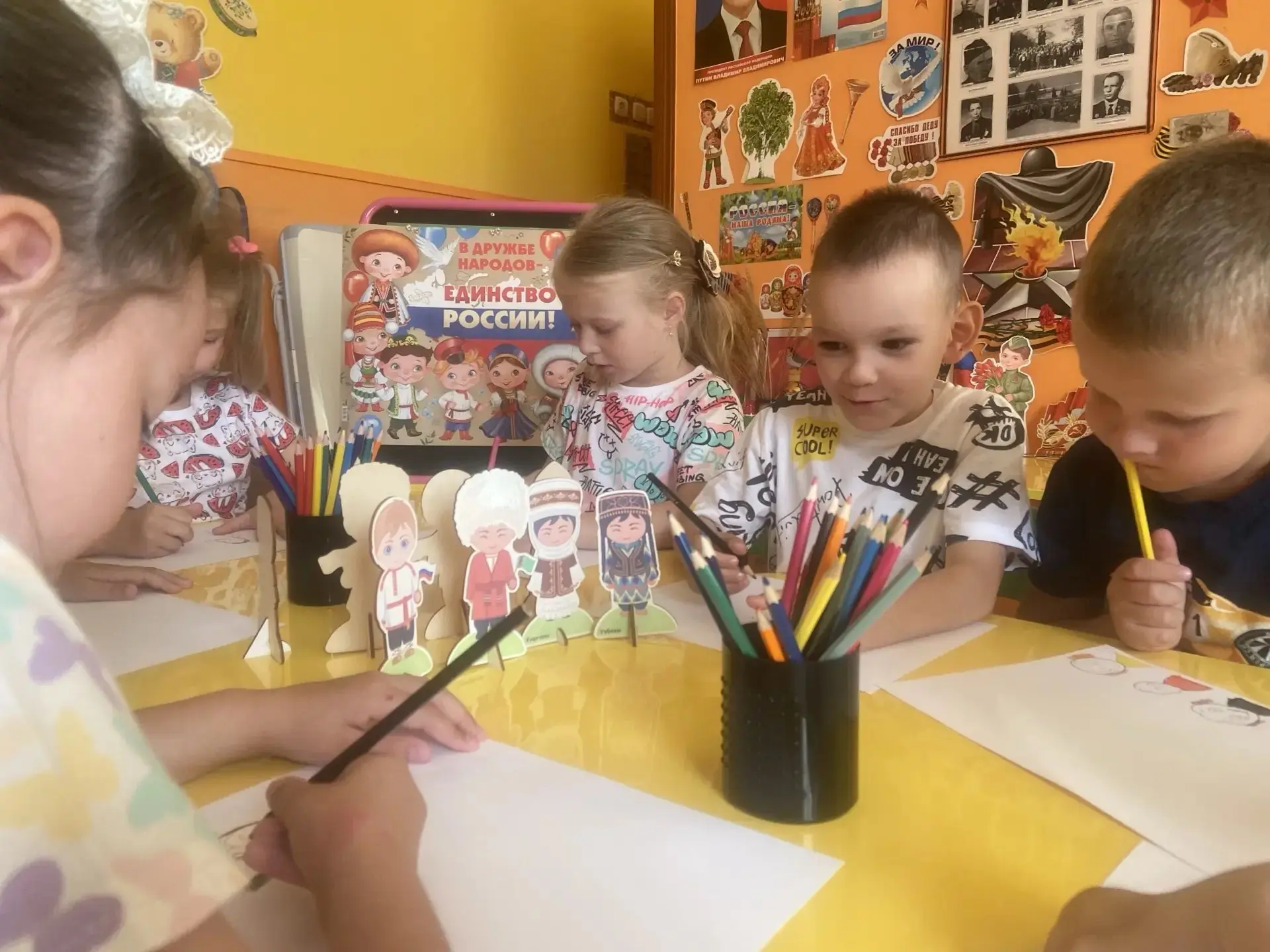 ☀ Сегодня ребята группы “Звездочки✨ “ в своих рисунках изобразили🎨 национальные костюмы,народные пр