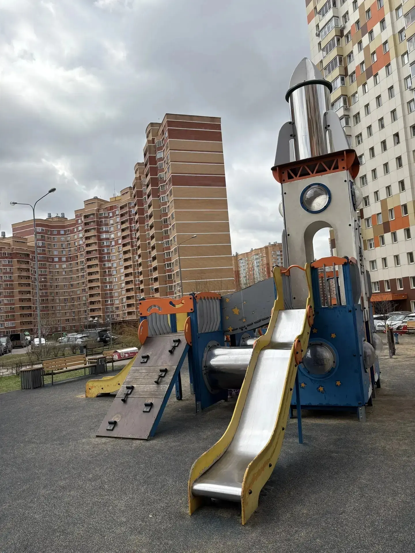 🚀 Космос в моем городе: юные исследователи на фотоакции!  Ученик 3 «Г» класса Исманалиев Али принял 