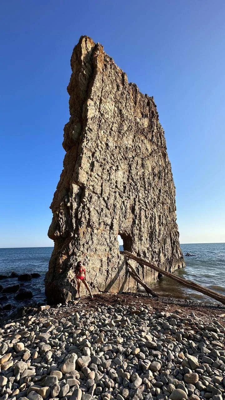 🏔 Скала Парус, муниципальное образование Геленджик
#КраснодарскийКрай

📌 В скале имеется сквозное 