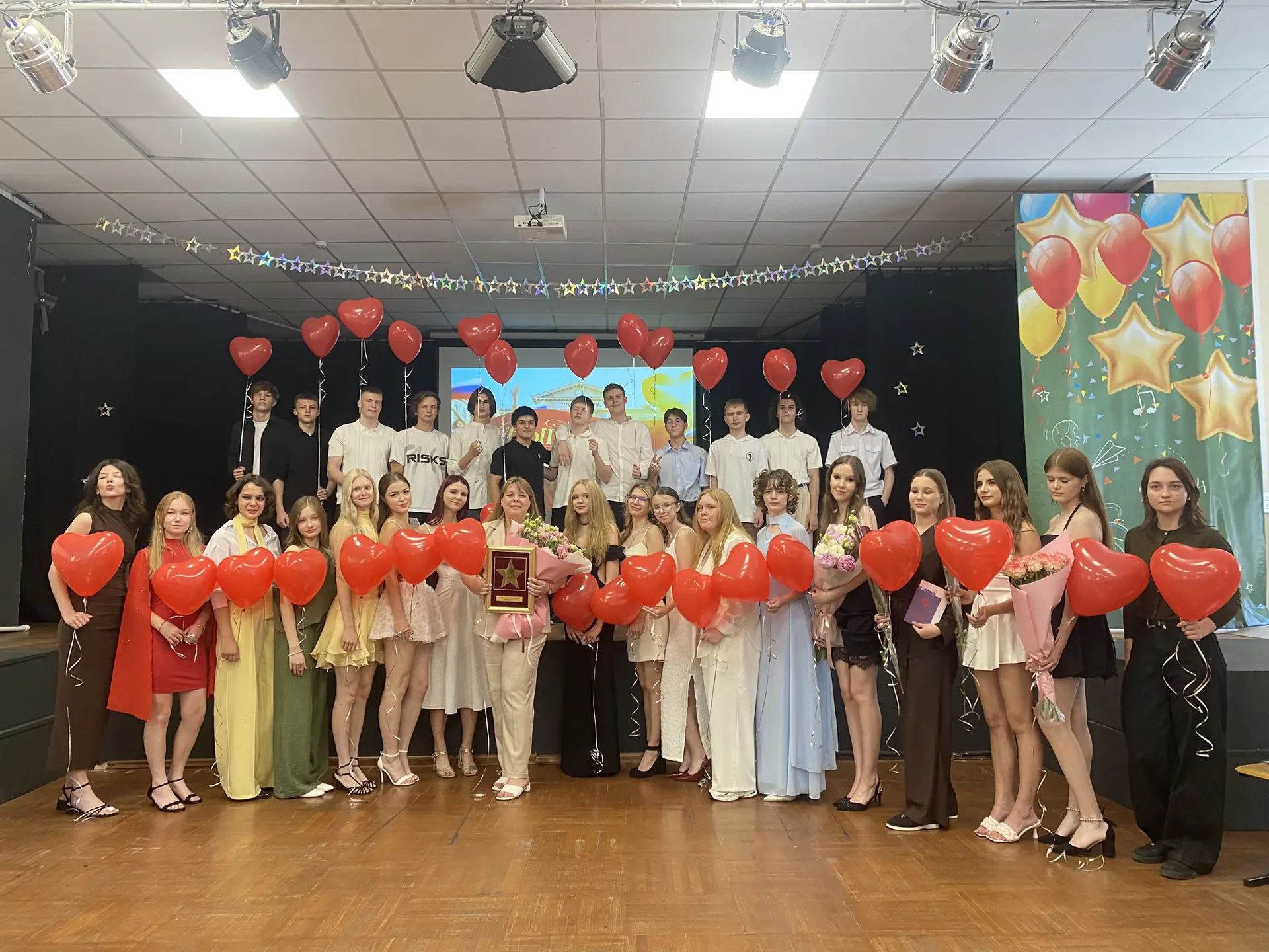 📖Новая глава - выпускной 9-х классов! 

🥳🎉1 июля в школе 86 состоялась торжественная церемония вр