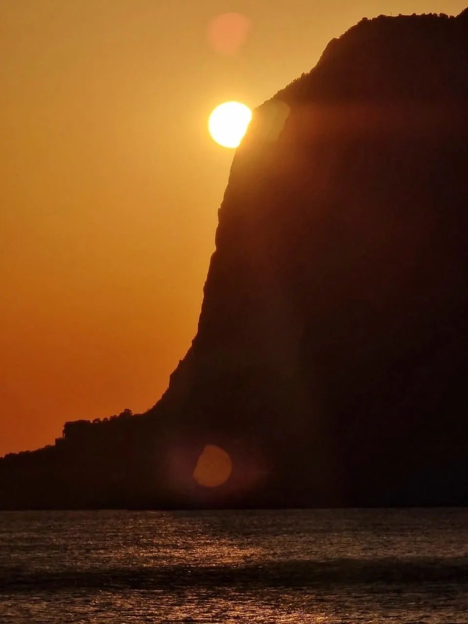 ЗАКАТ В ЧУДЕСНОЙ БУХТЕ ЛАСПИ 🌅

Бухта Ласпи — одна из самых живописных и экологически чистых бухт К