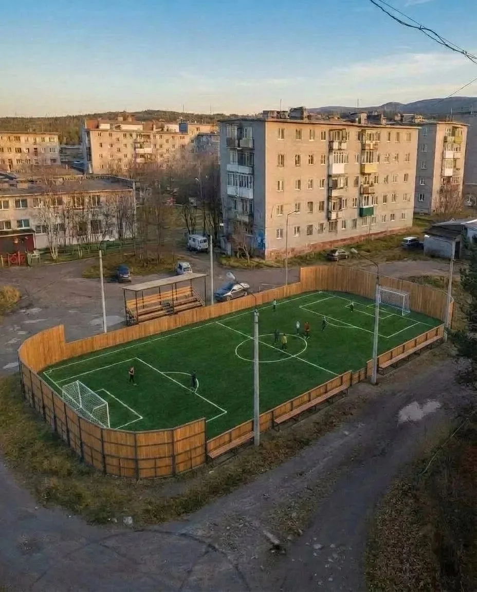 📍 Депутат Никита Чупров поднял вопрос о спортивной площадке на встрече с губернатором